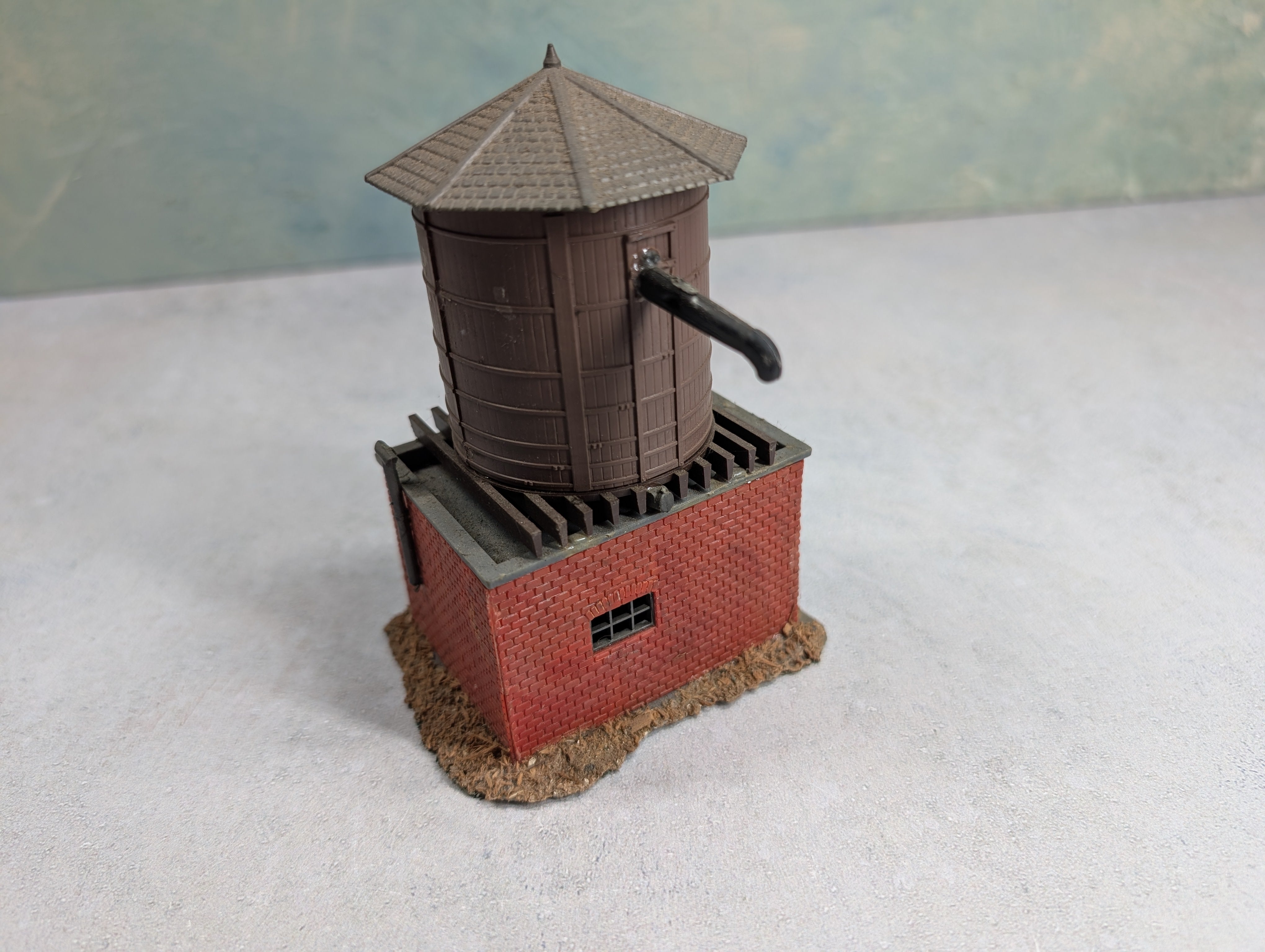 USED Pola HO Scale Water Tank Tower Pump House