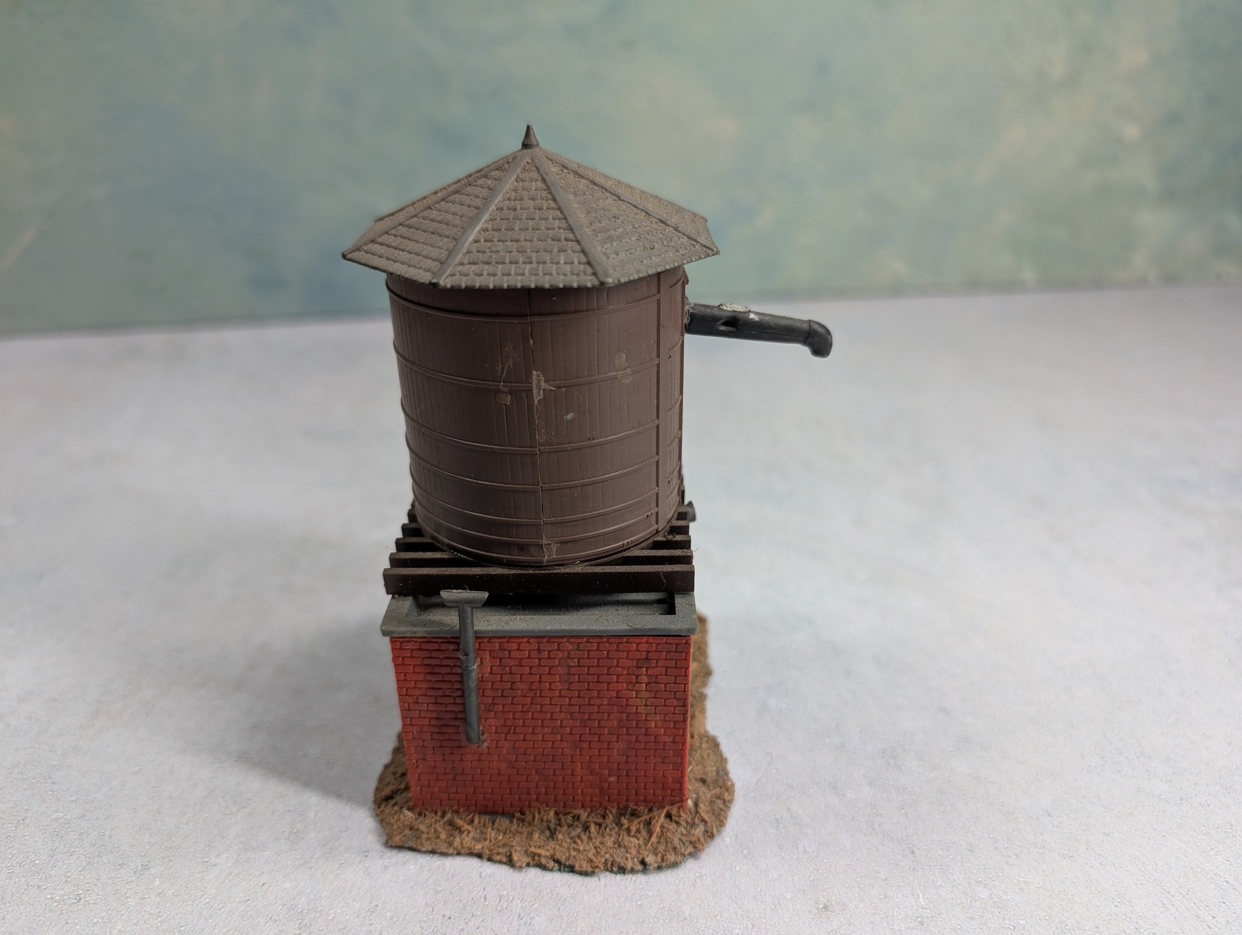 USED Pola HO Scale Water Tank Tower Pump House