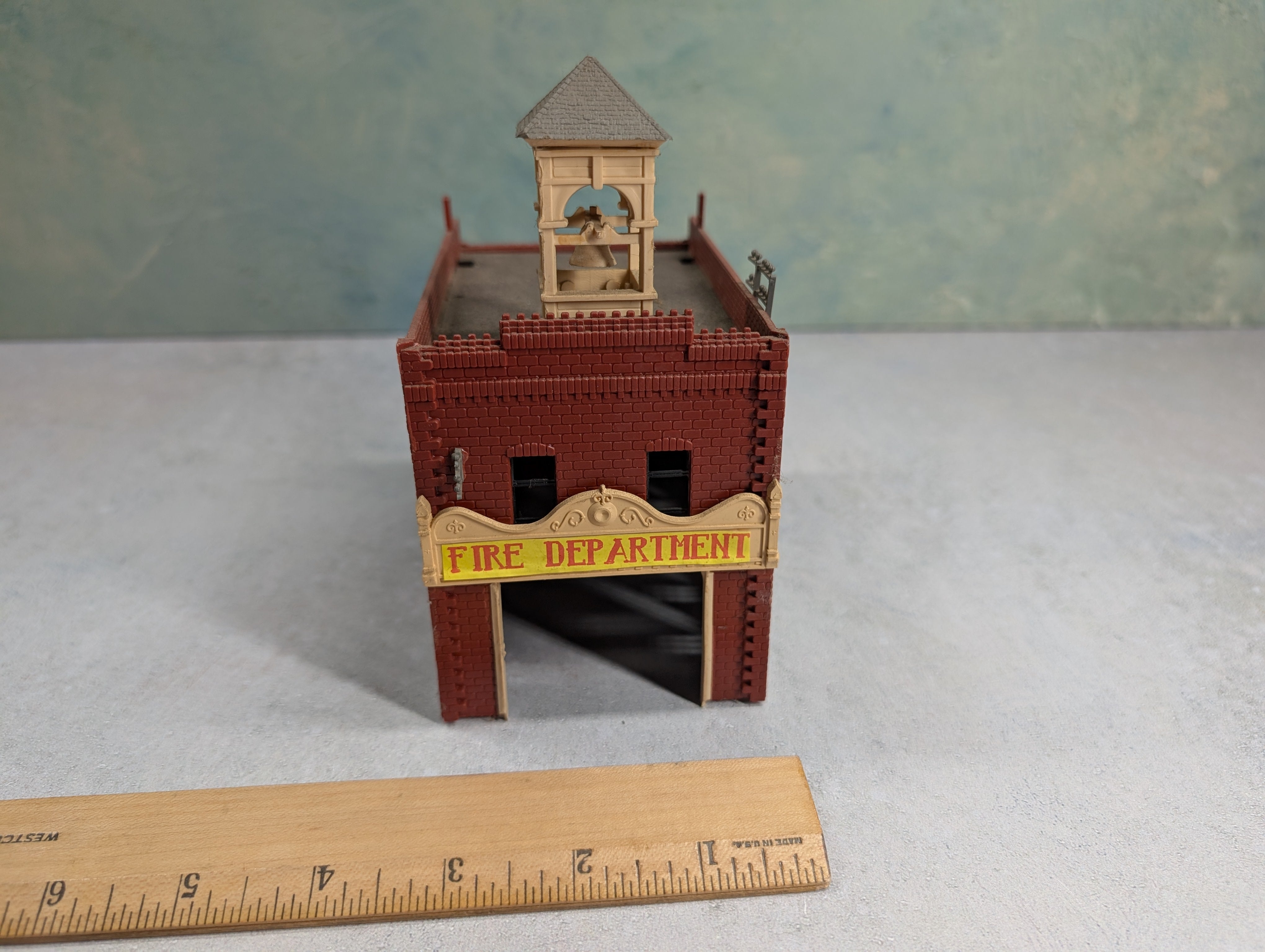 USED HO Scale Old Time Brick Fire House, Building