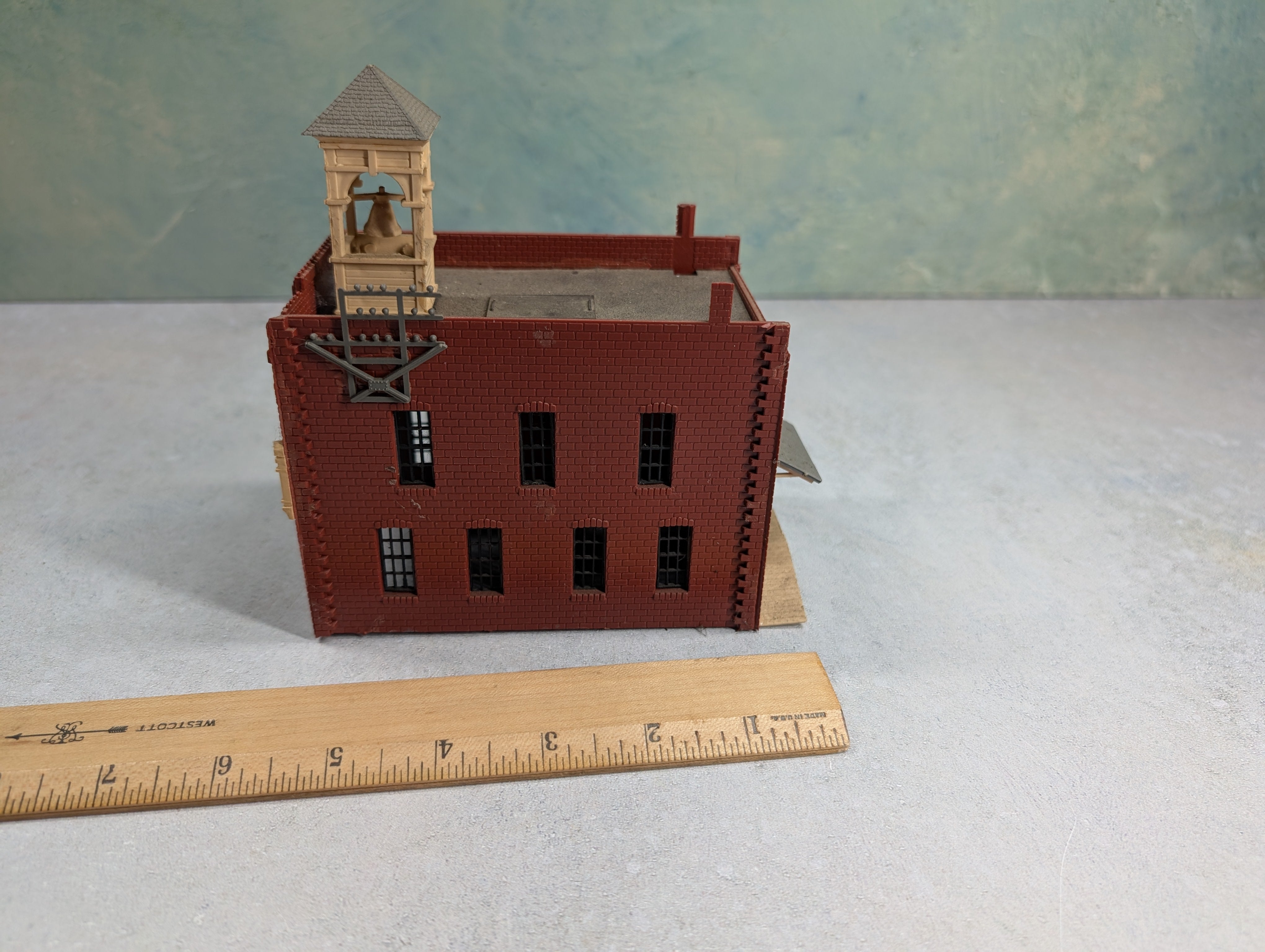 USED HO Scale Old Time Brick Fire House, Building