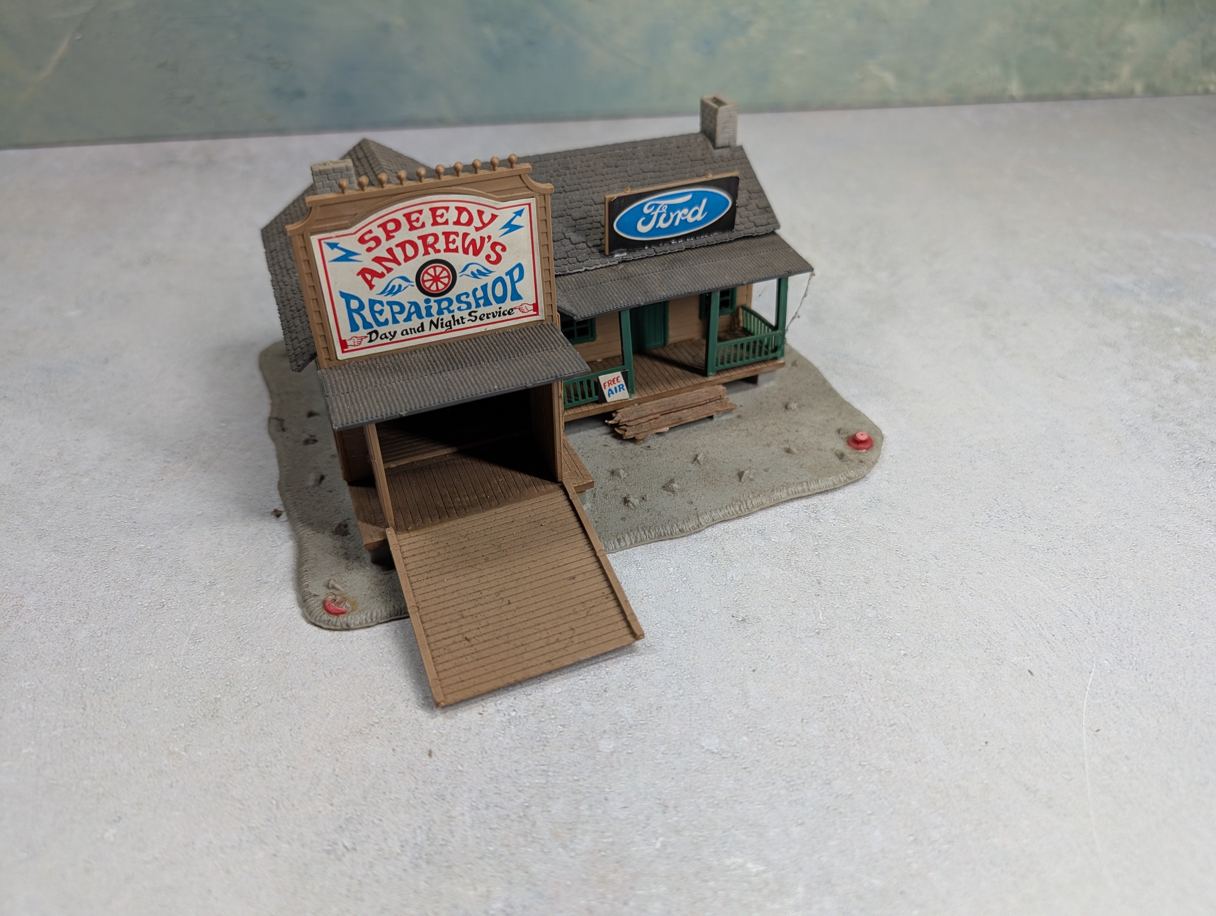 USED Pola HO Scale Speedy Andrew's Repair Shop, Building