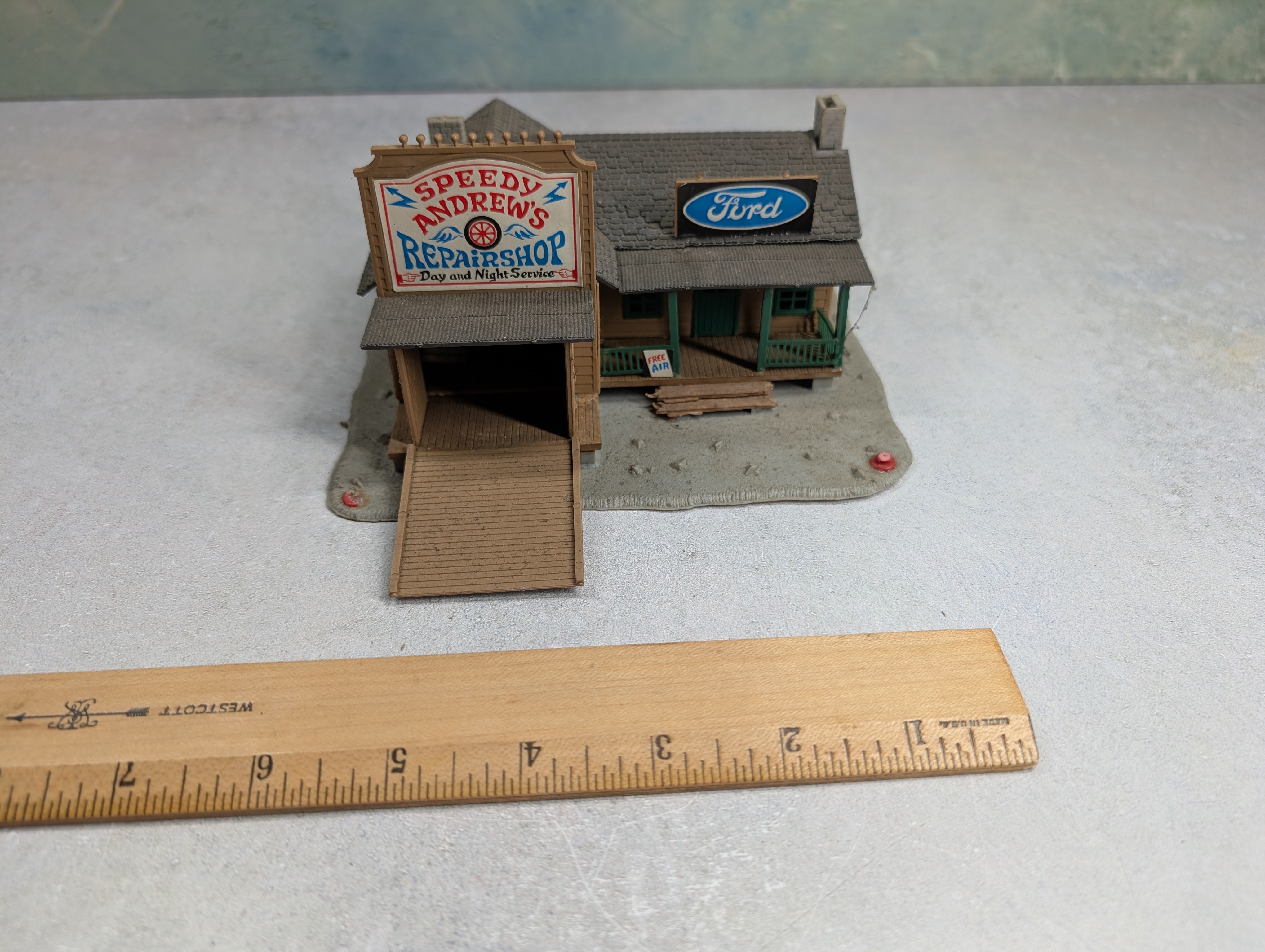 USED Pola HO Scale Speedy Andrew's Repair Shop, Building