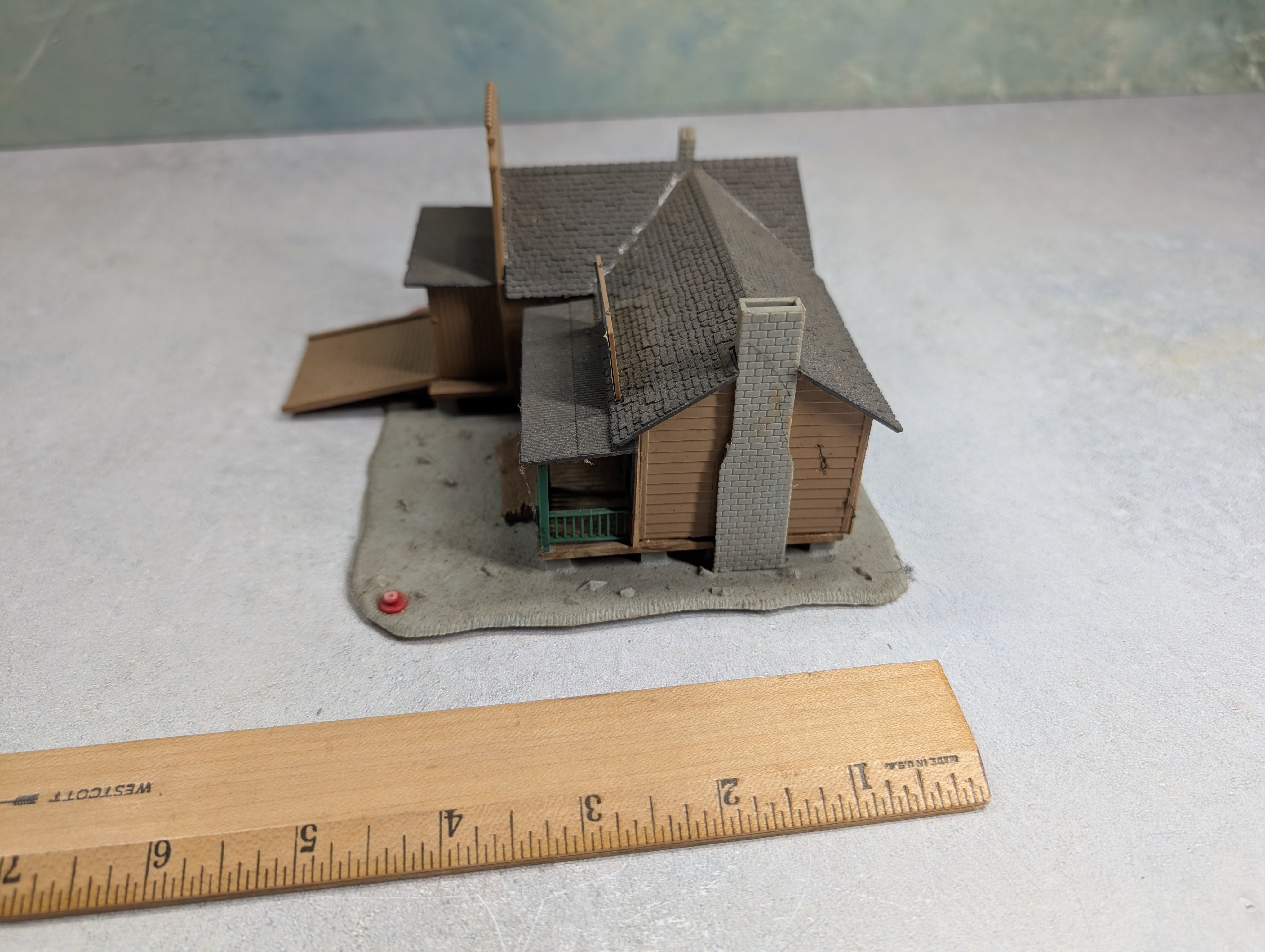 USED Pola HO Scale Speedy Andrew's Repair Shop, Building