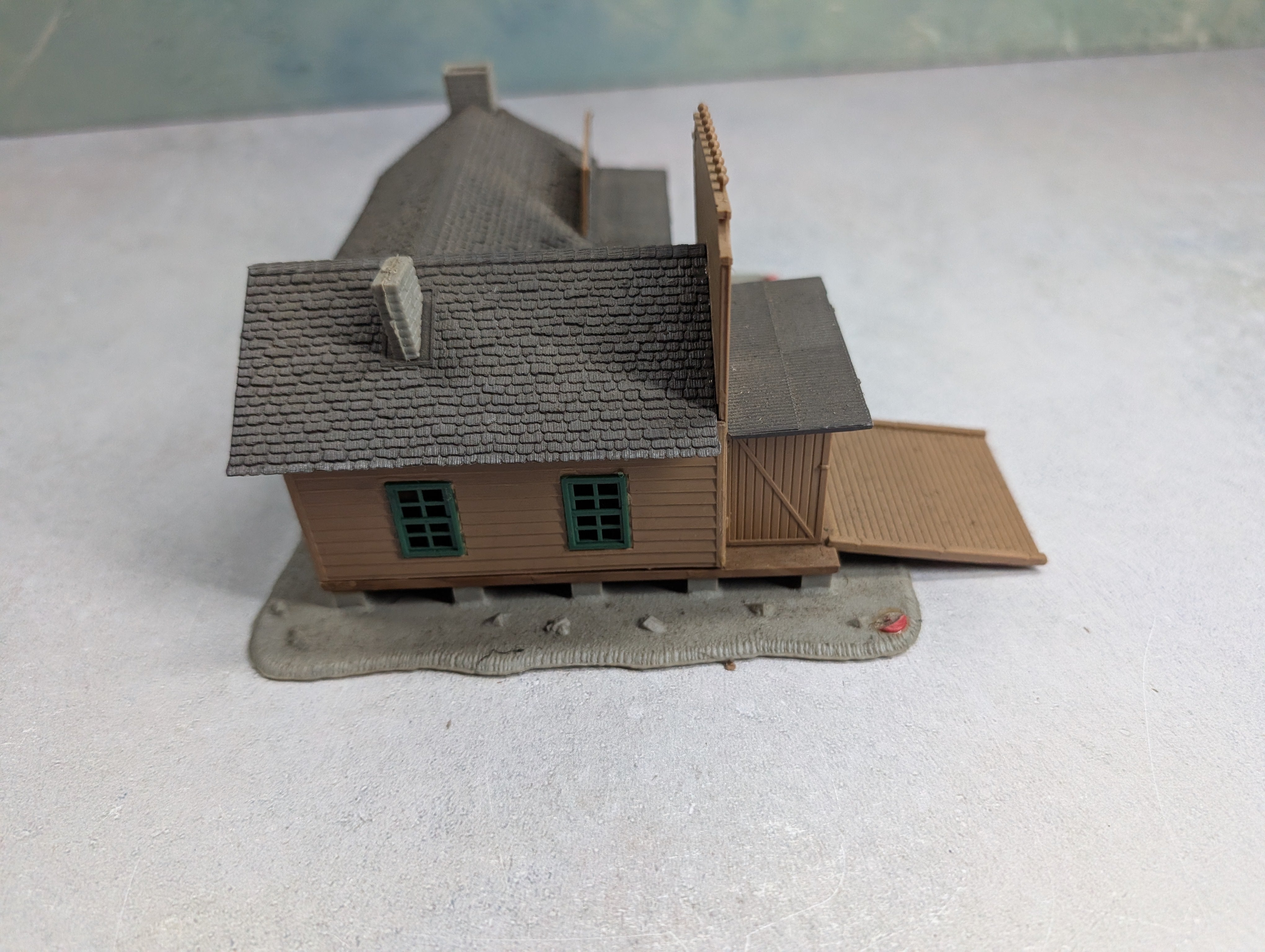 USED Pola HO Scale Speedy Andrew's Repair Shop, Building