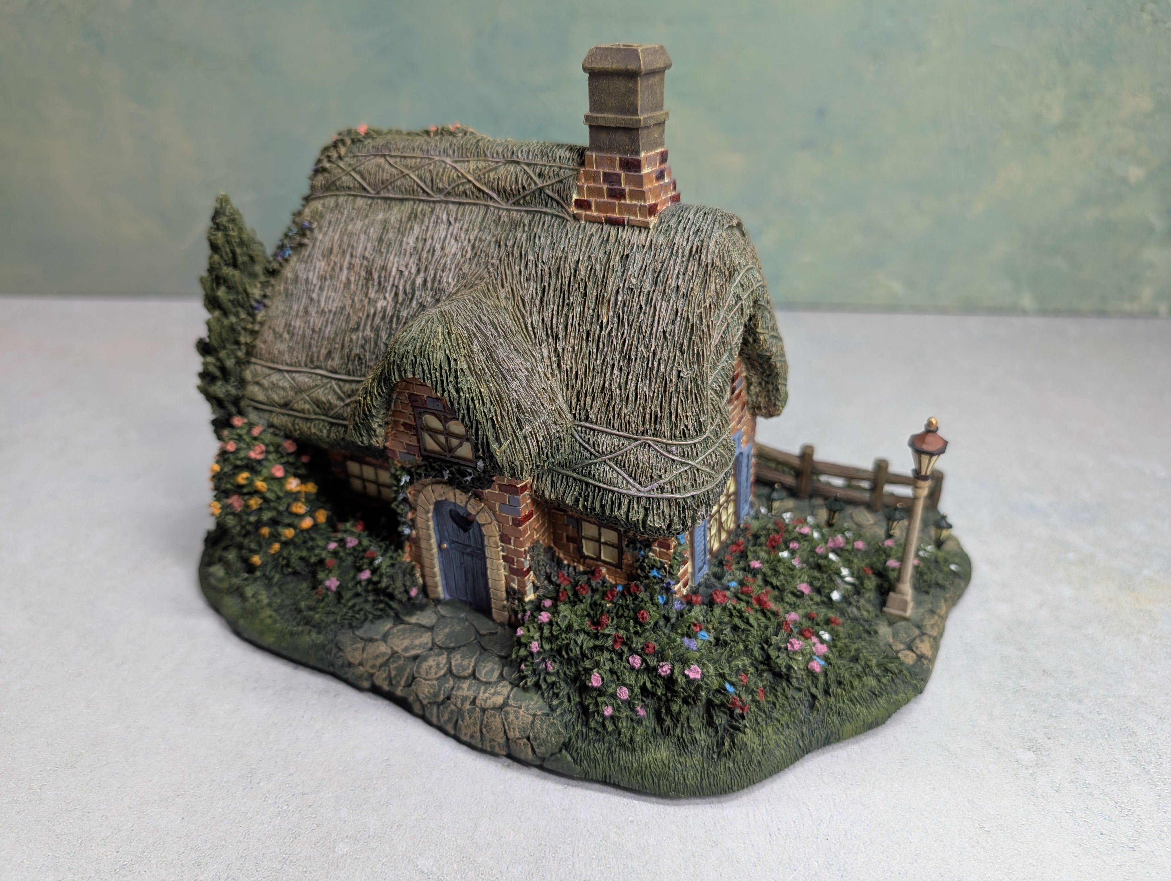 USED Hawthorne Village 79733 Sweetheart Cottage Building Thomas Kinkade