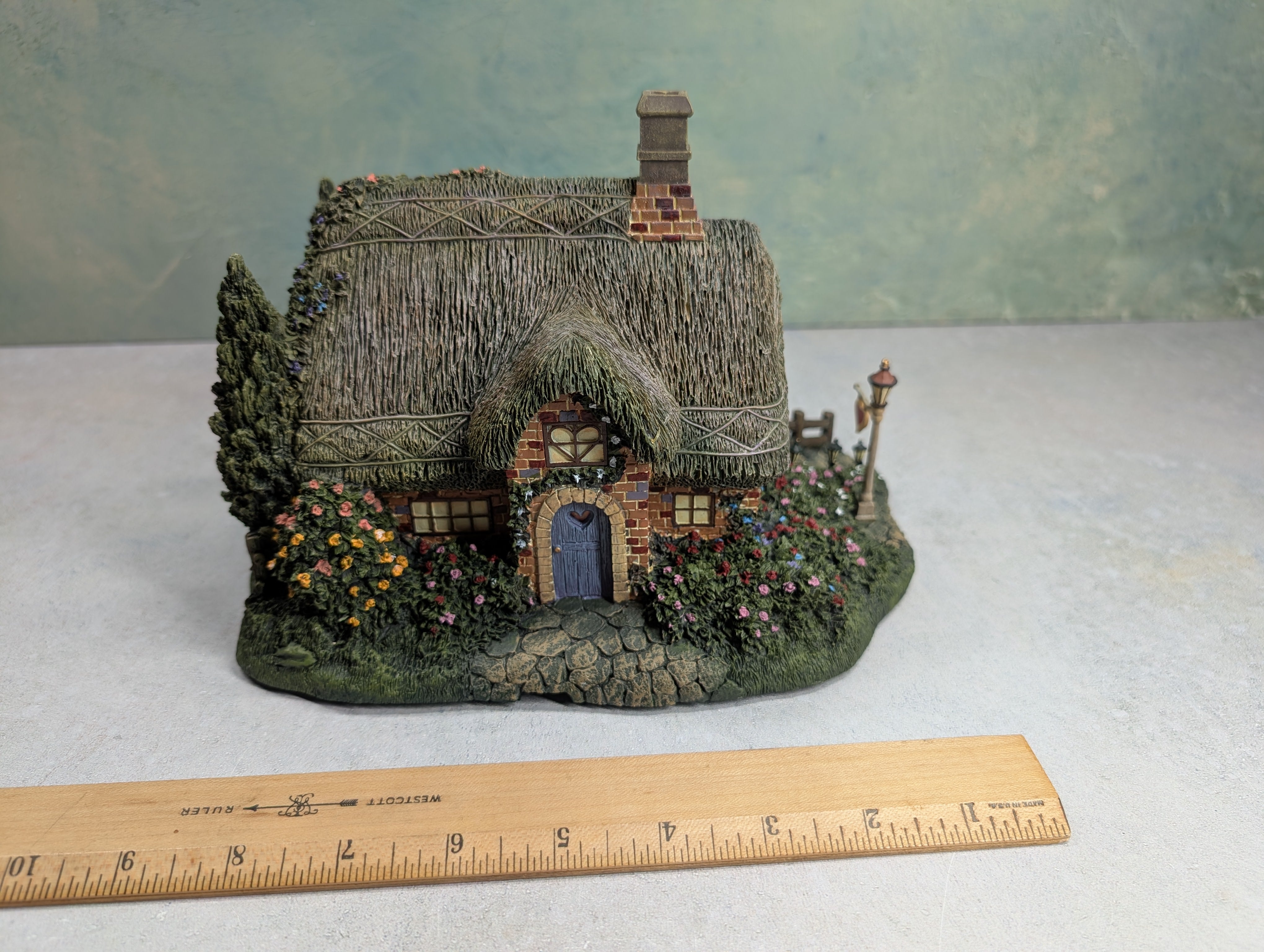 USED Hawthorne Village 79733 Sweetheart Cottage Building Thomas Kinkade