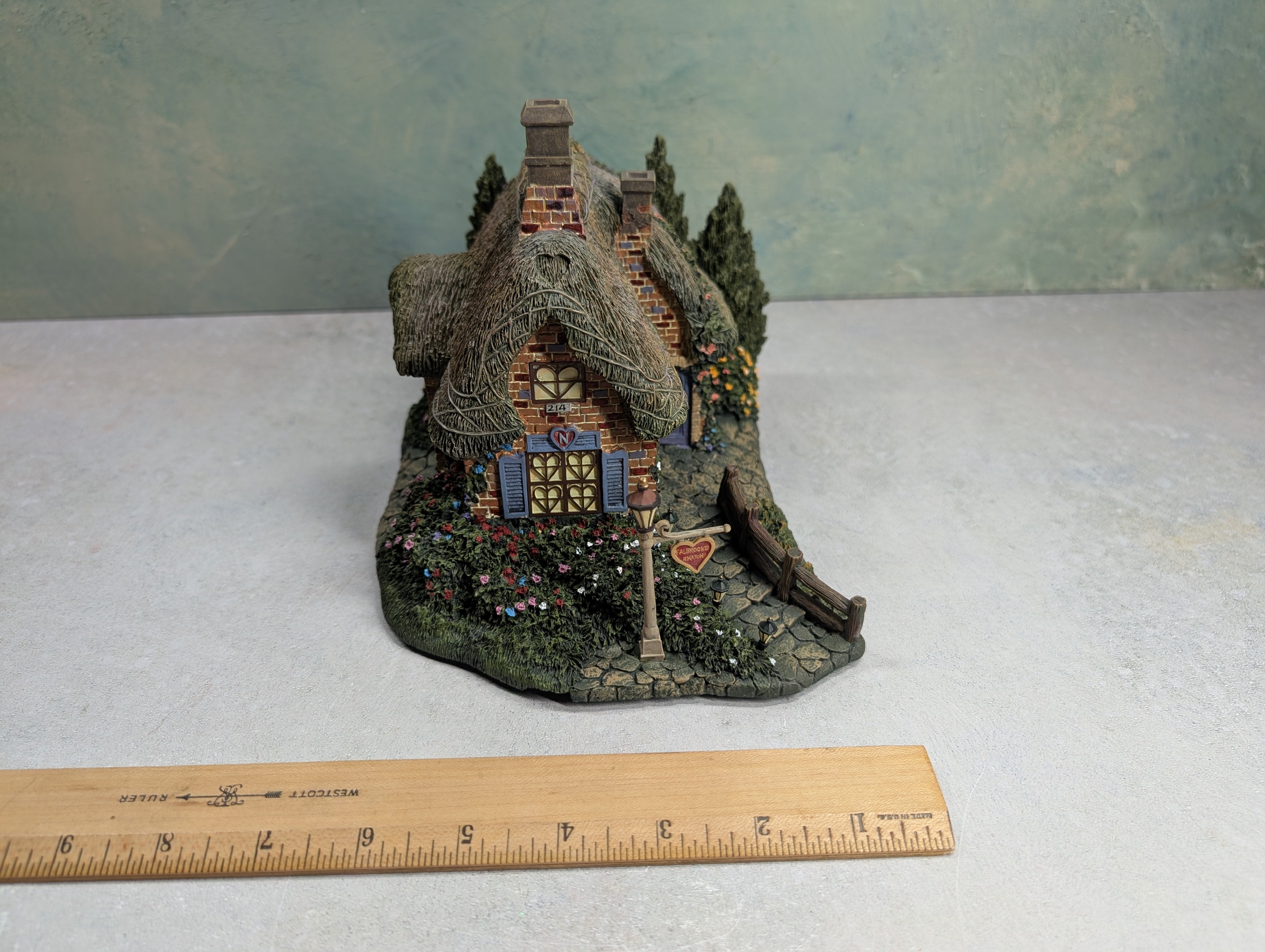 USED Hawthorne Village 79733 Sweetheart Cottage Building Thomas Kinkade