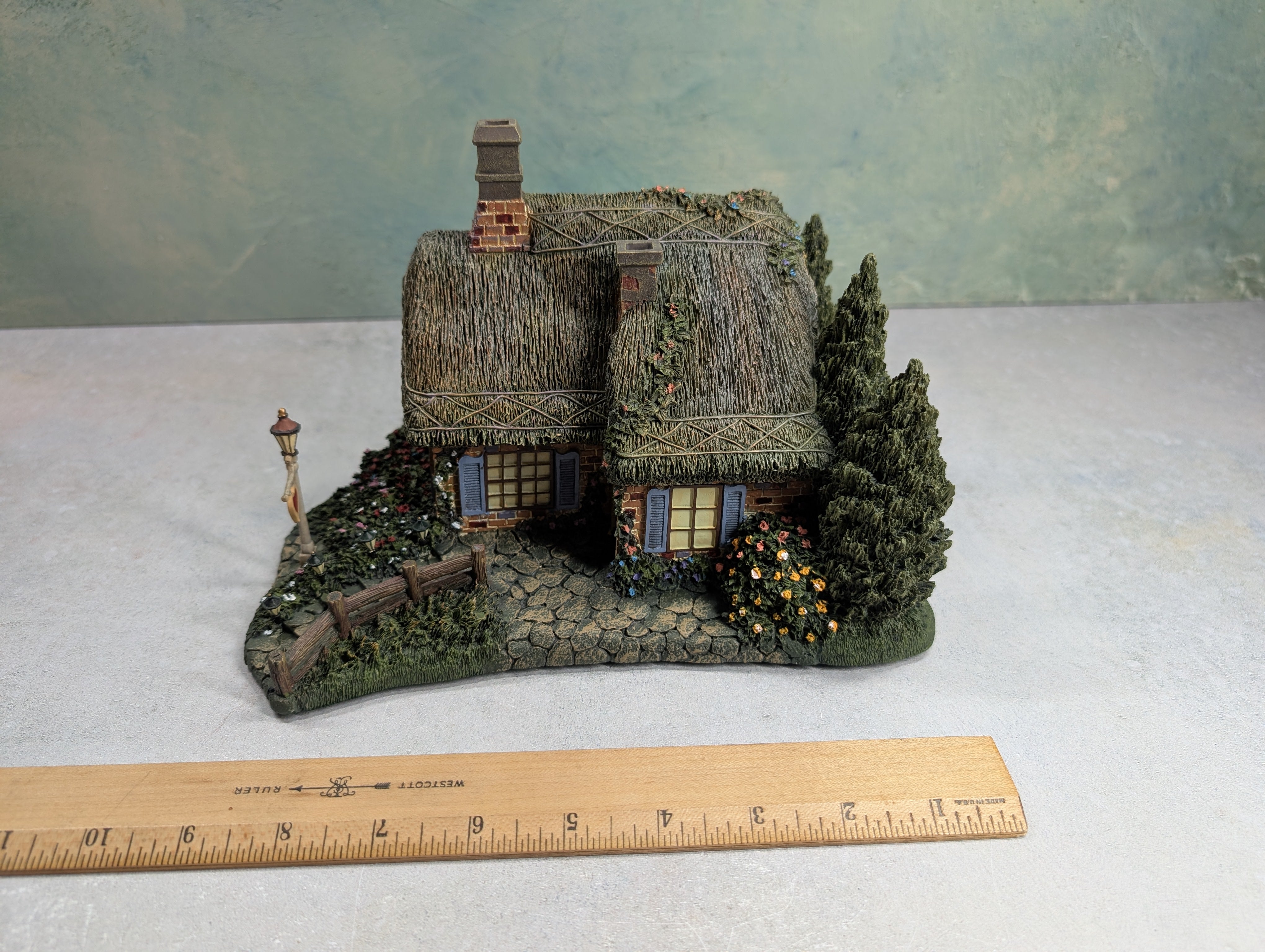 USED Hawthorne Village 79733 Sweetheart Cottage Building Thomas Kinkade