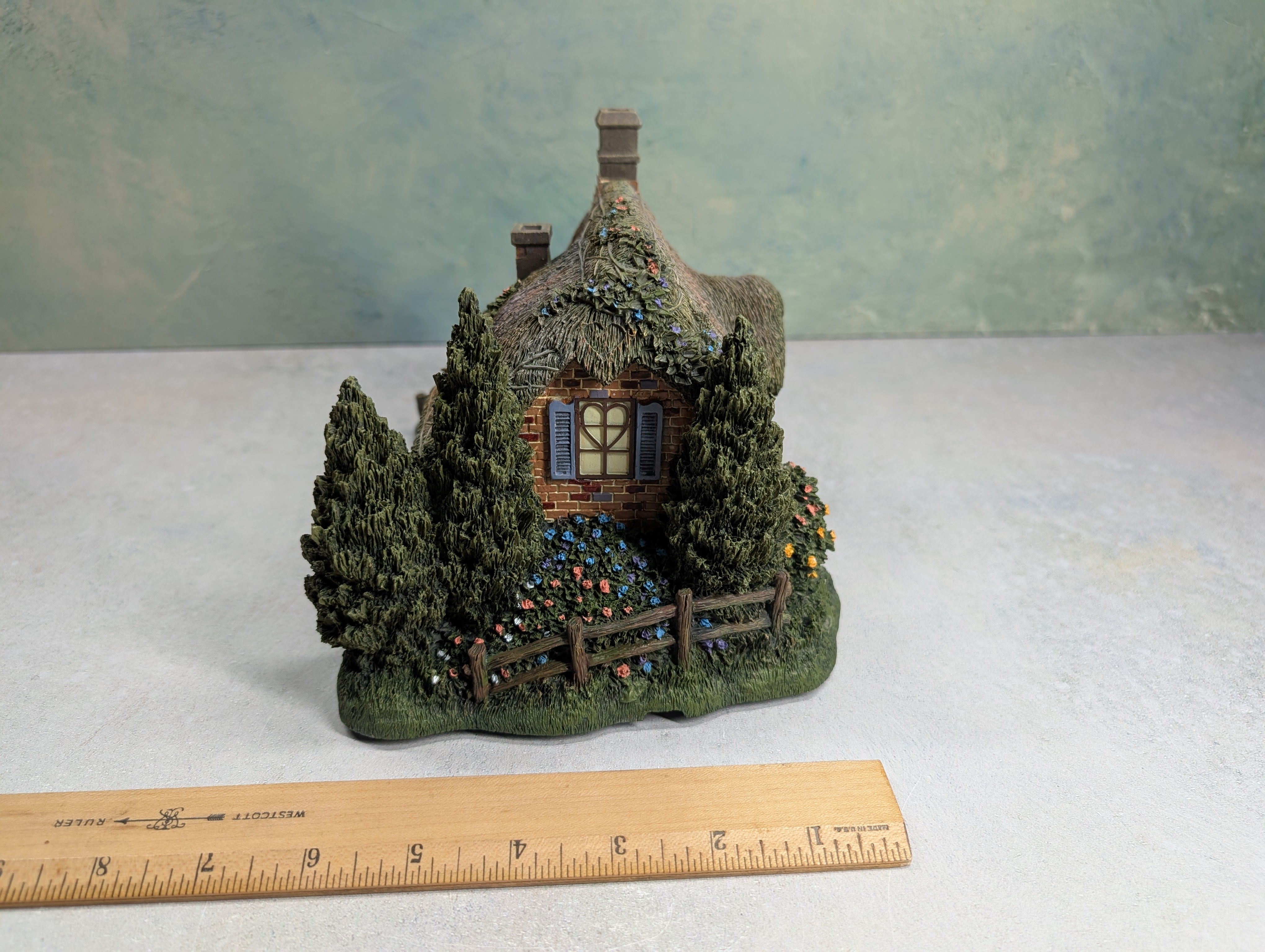 USED Hawthorne Village 79733 Sweetheart Cottage Building Thomas Kinkade