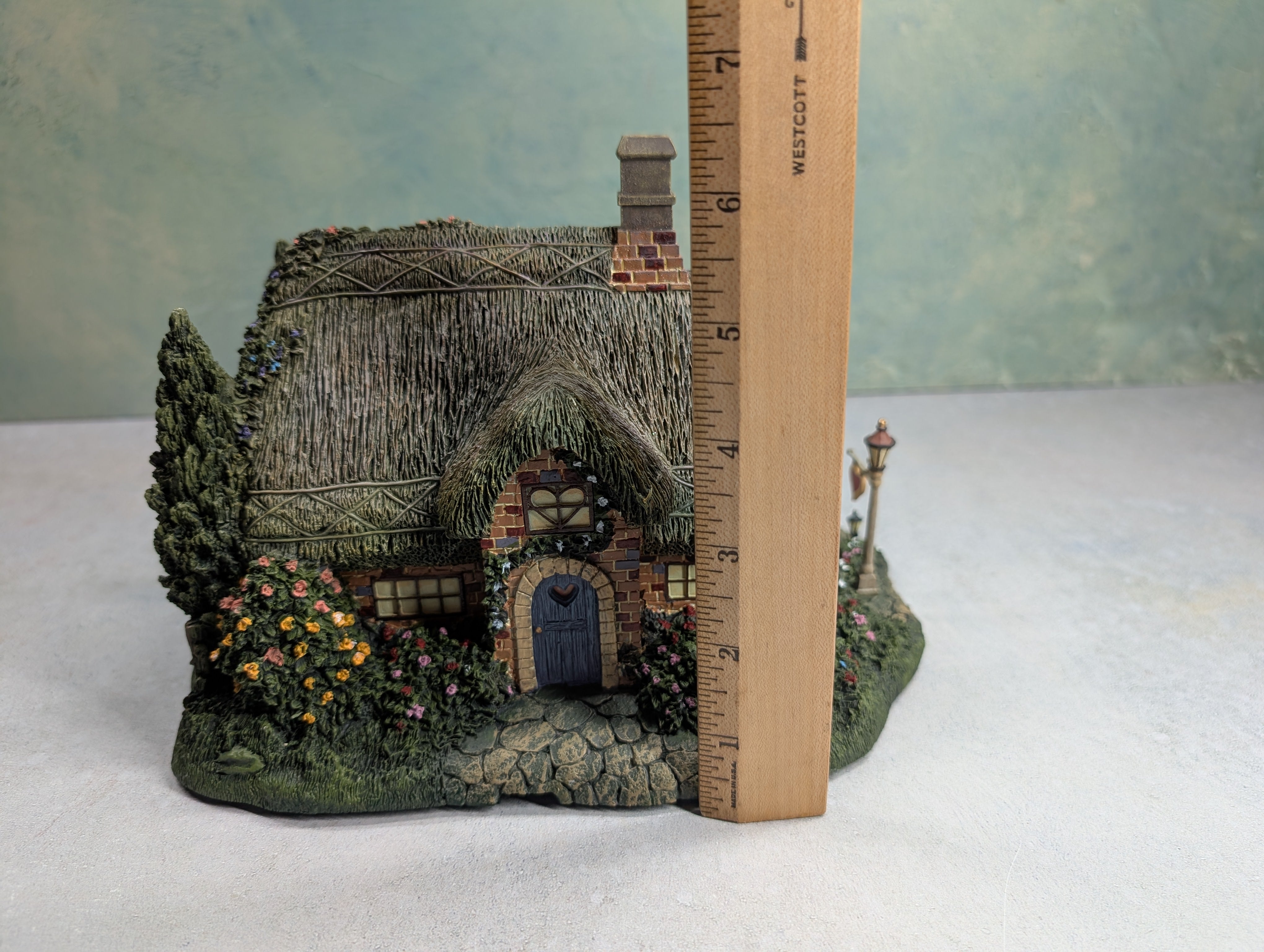 USED Hawthorne Village 79733 Sweetheart Cottage Building Thomas Kinkade