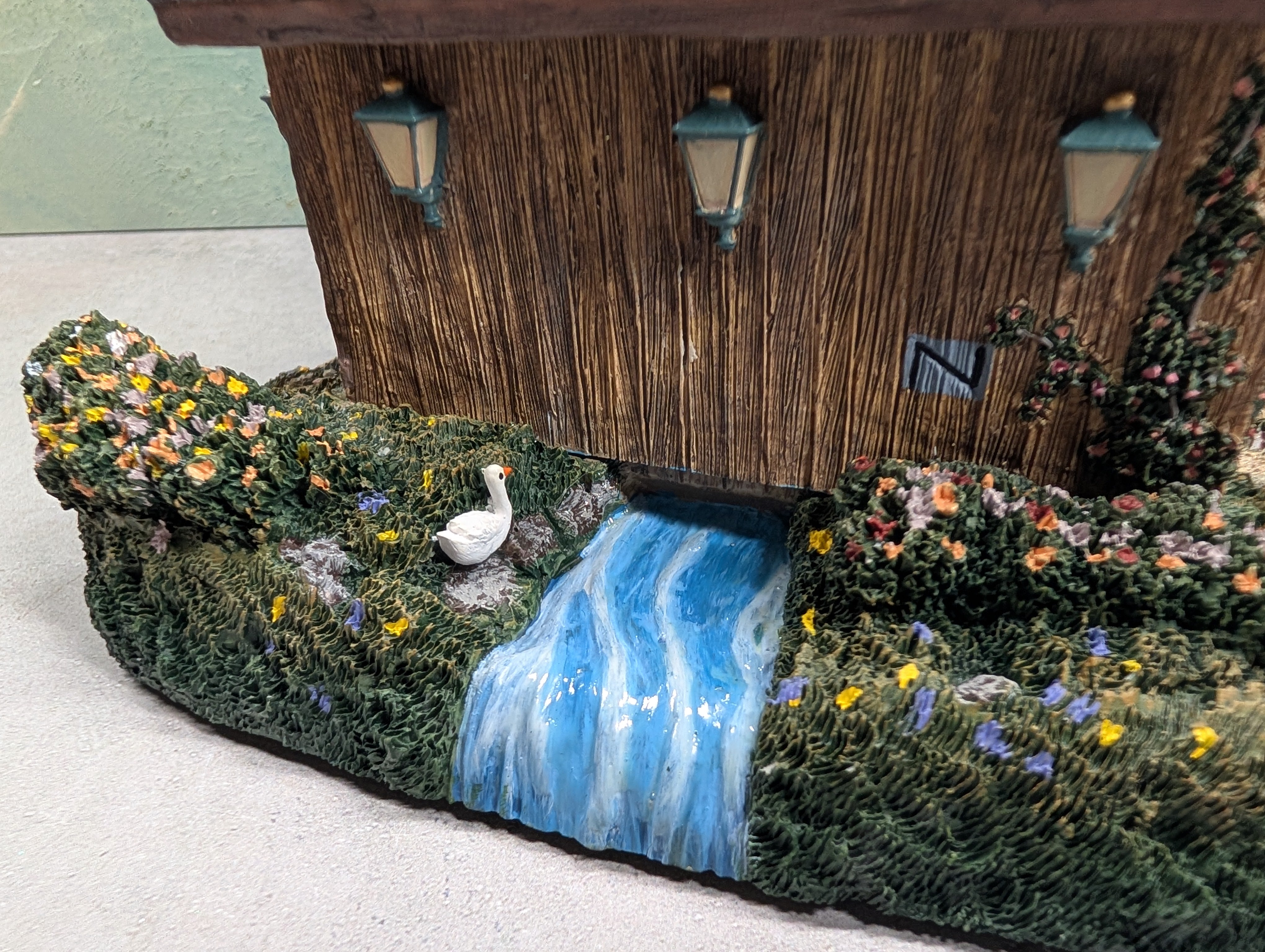 USED Hawthorne Village 79738 Seaside Covered Bridge Thomas Kinkade