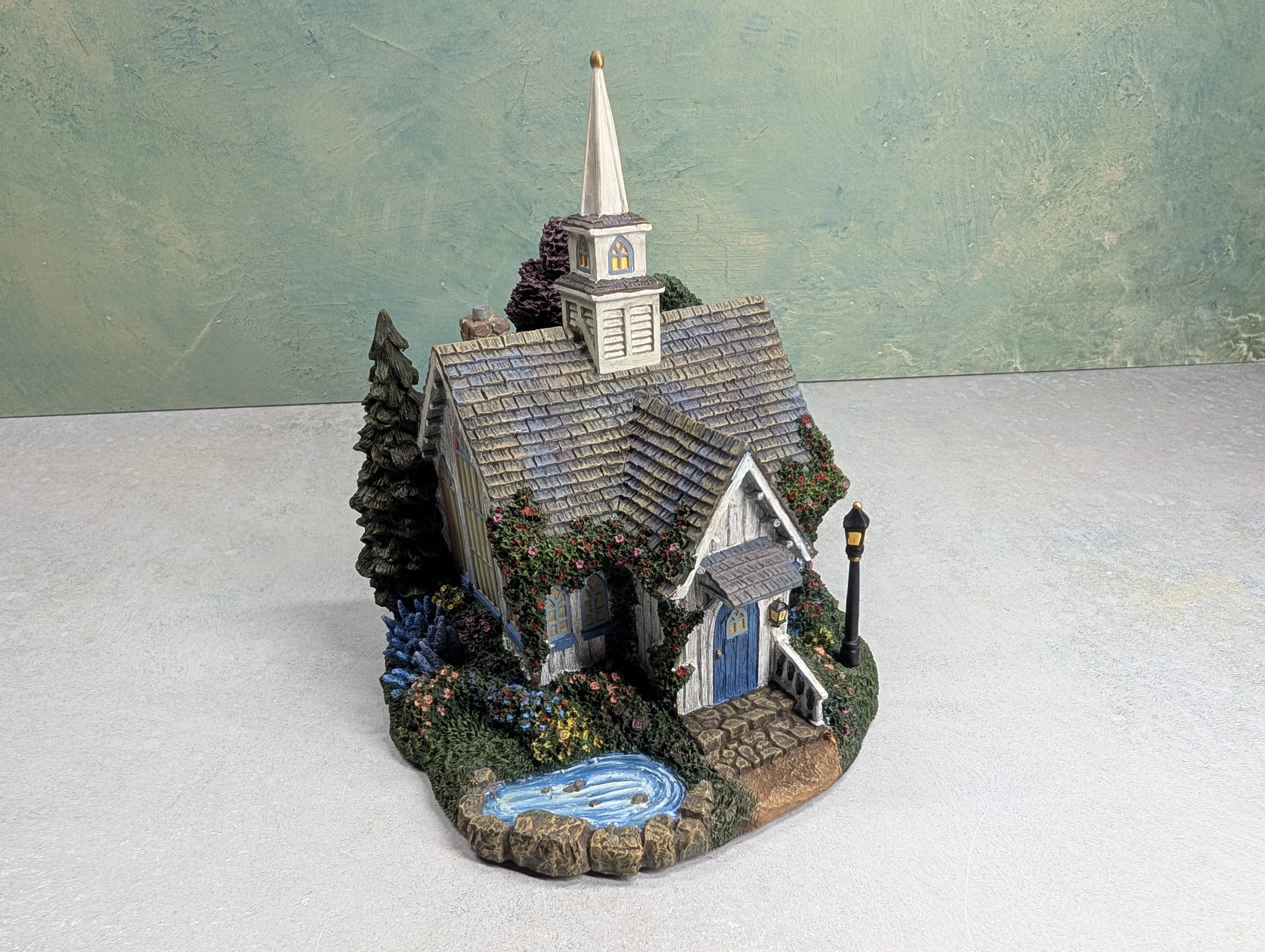 USED Hawthorne Village 79736 Seaside Chapel Building Thomas Kinkade