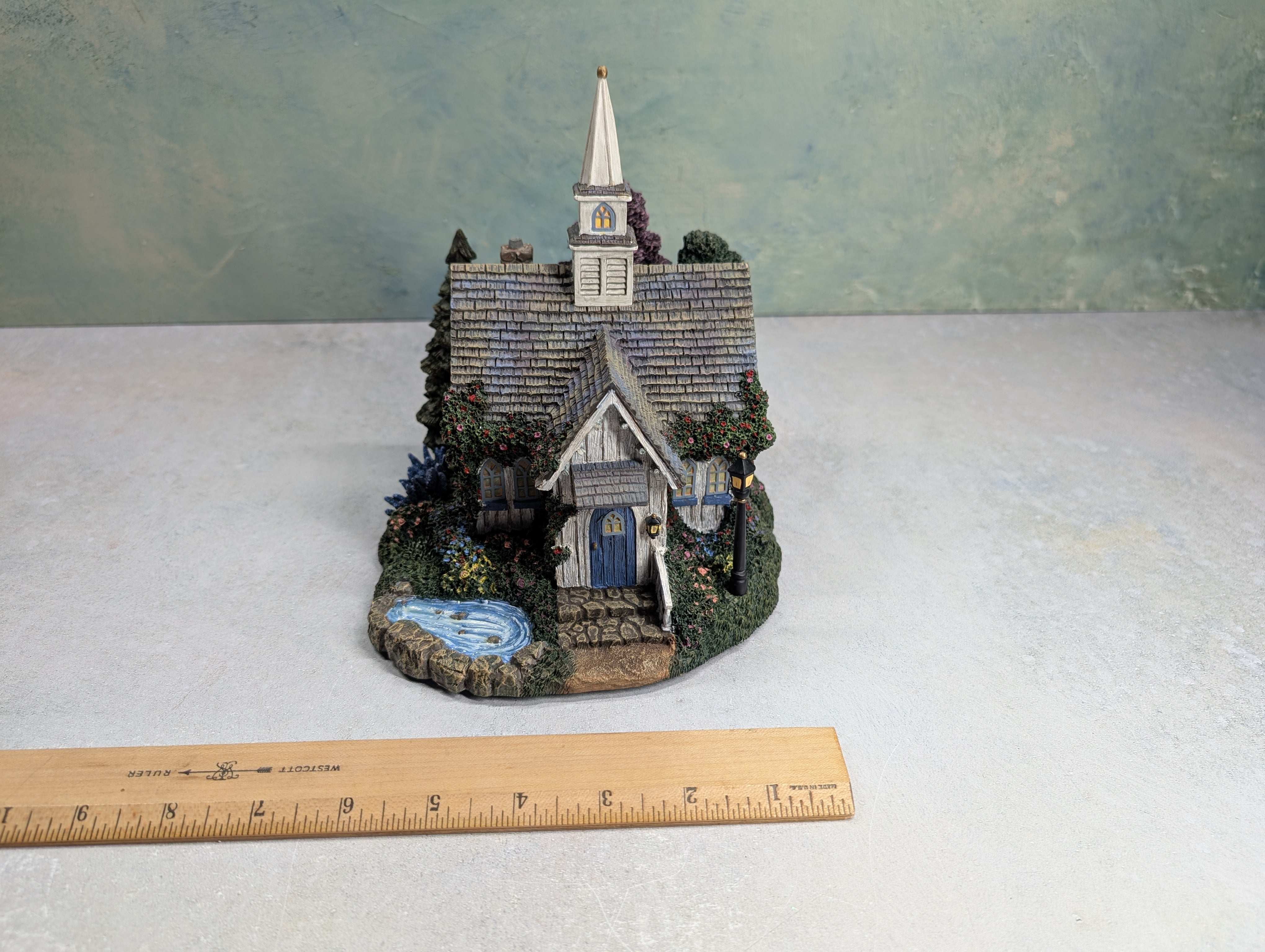 USED Hawthorne Village 79736 Seaside Chapel Building Thomas Kinkade