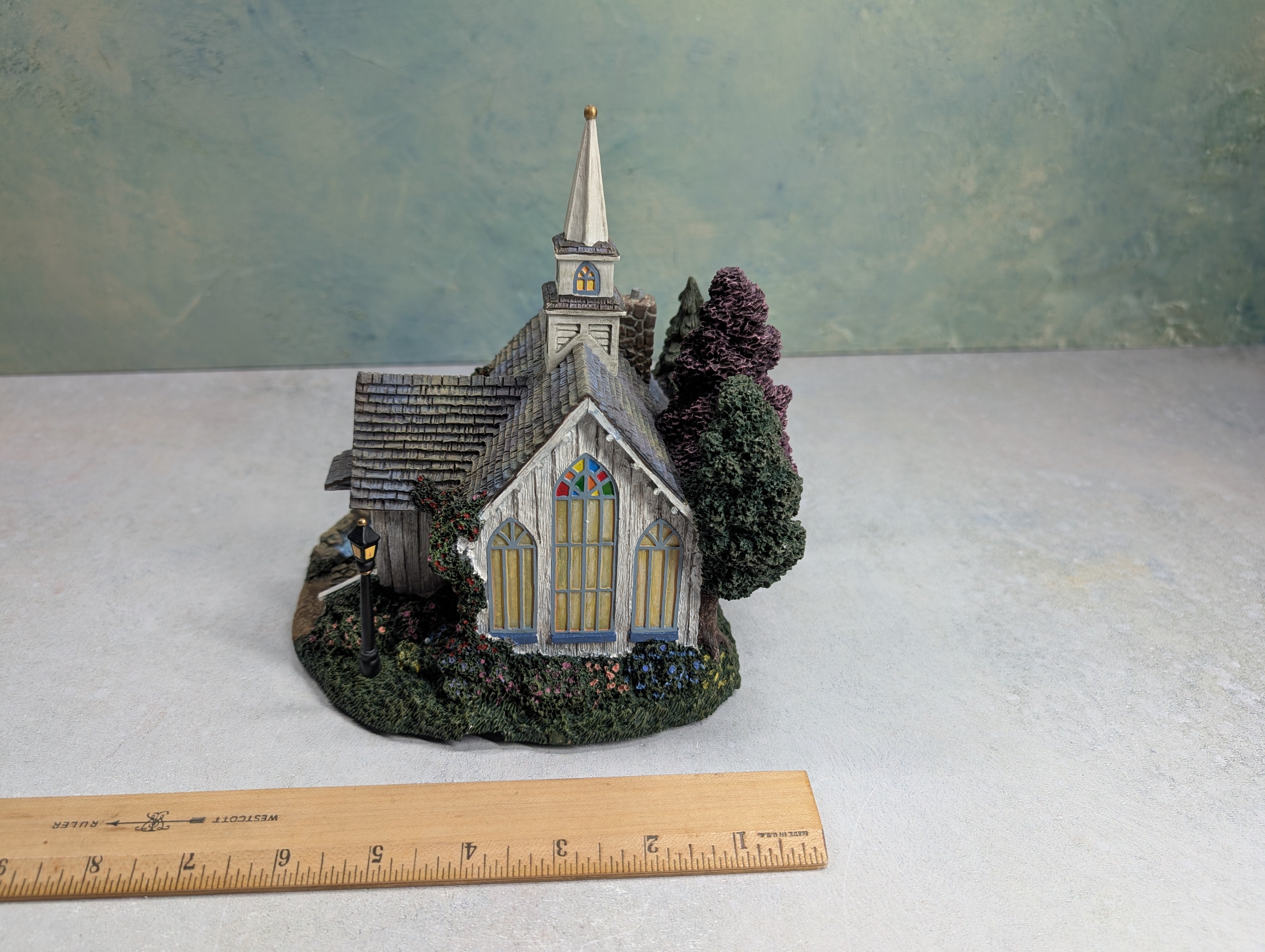 USED Hawthorne Village 79736 Seaside Chapel Building Thomas Kinkade