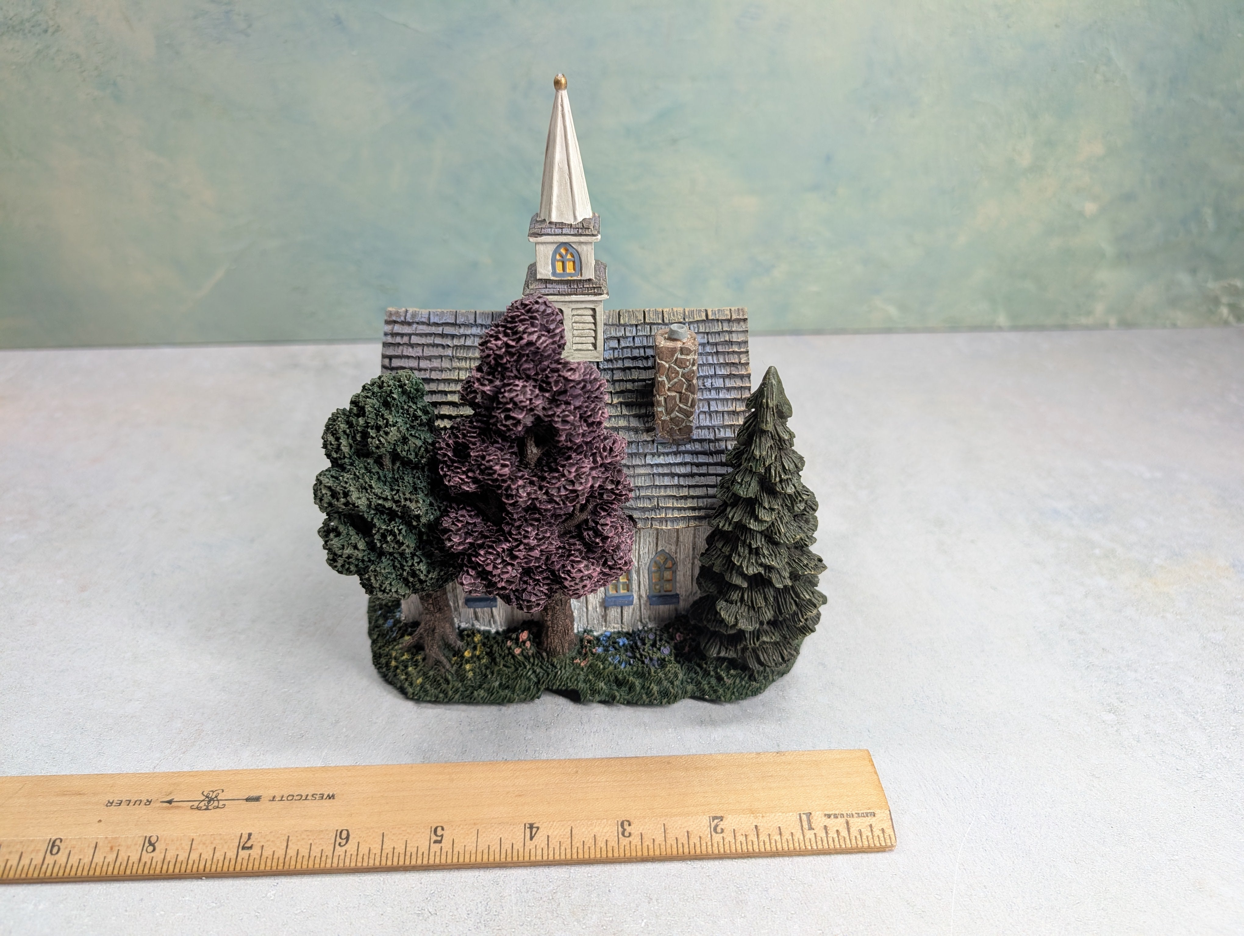 USED Hawthorne Village 79736 Seaside Chapel Building Thomas Kinkade