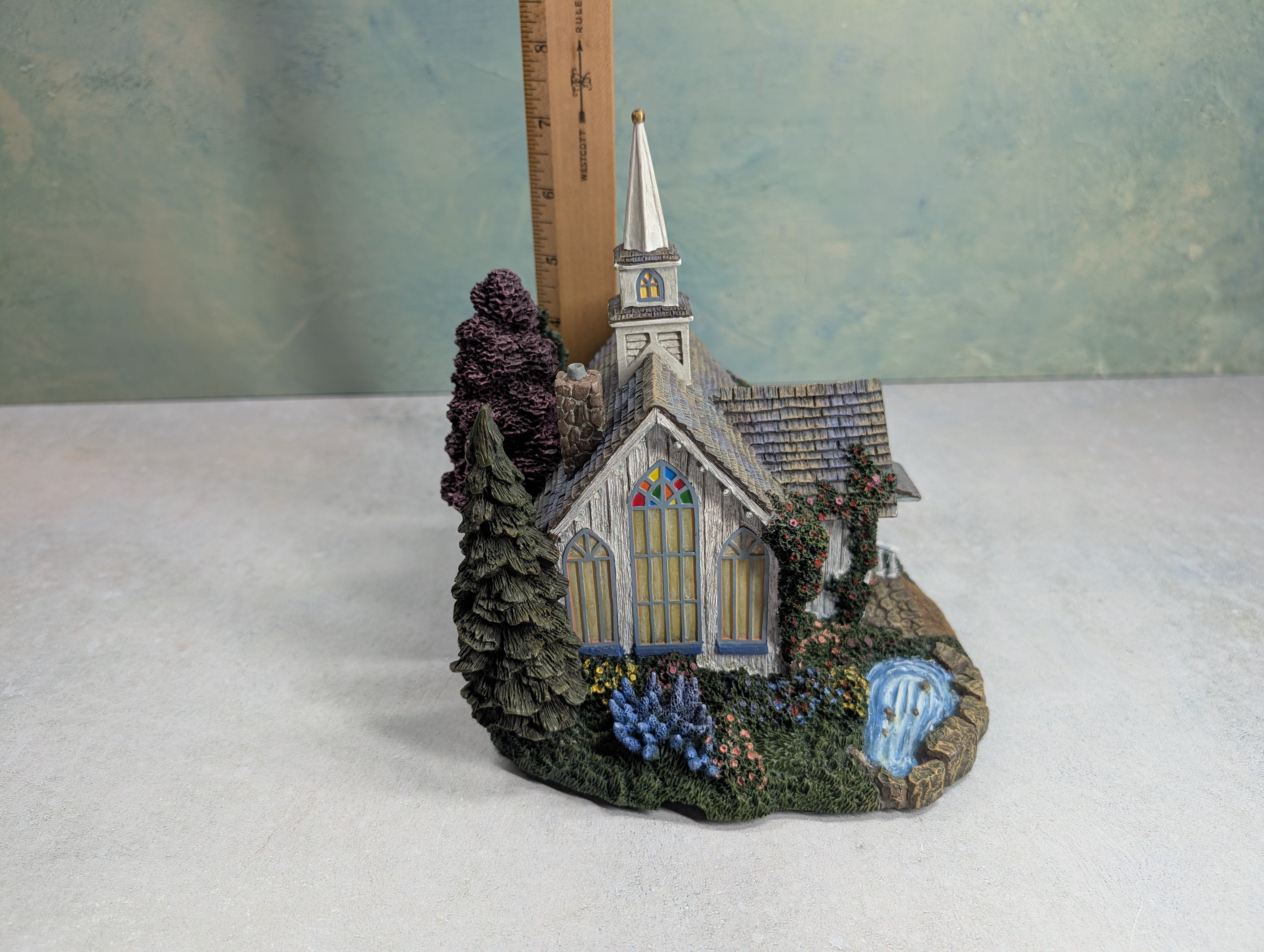 USED Hawthorne Village 79736 Seaside Chapel Building Thomas Kinkade