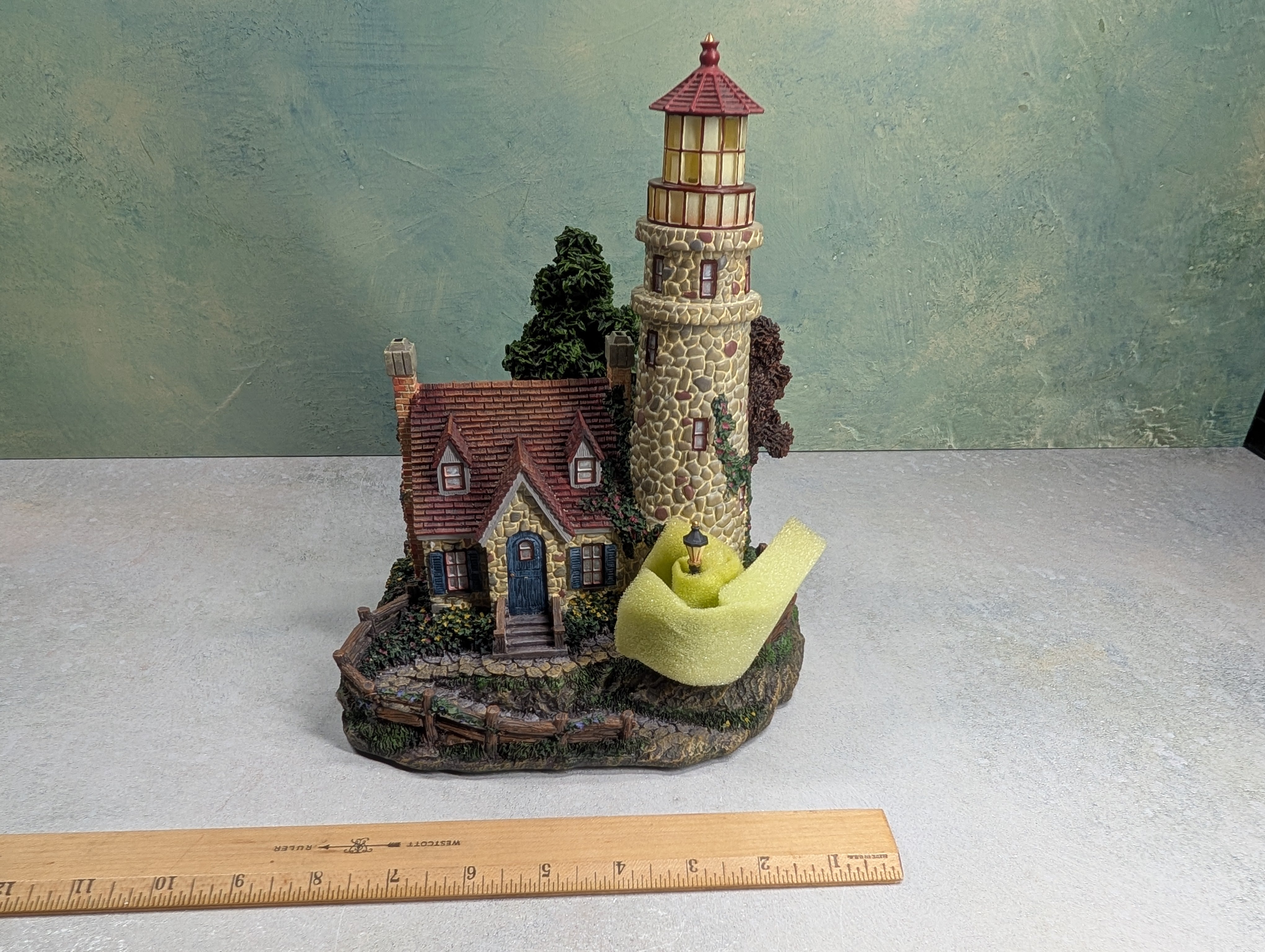 USED Hawthorne Village 79731 Guiding Point Lighthouse Thomas Kinkade