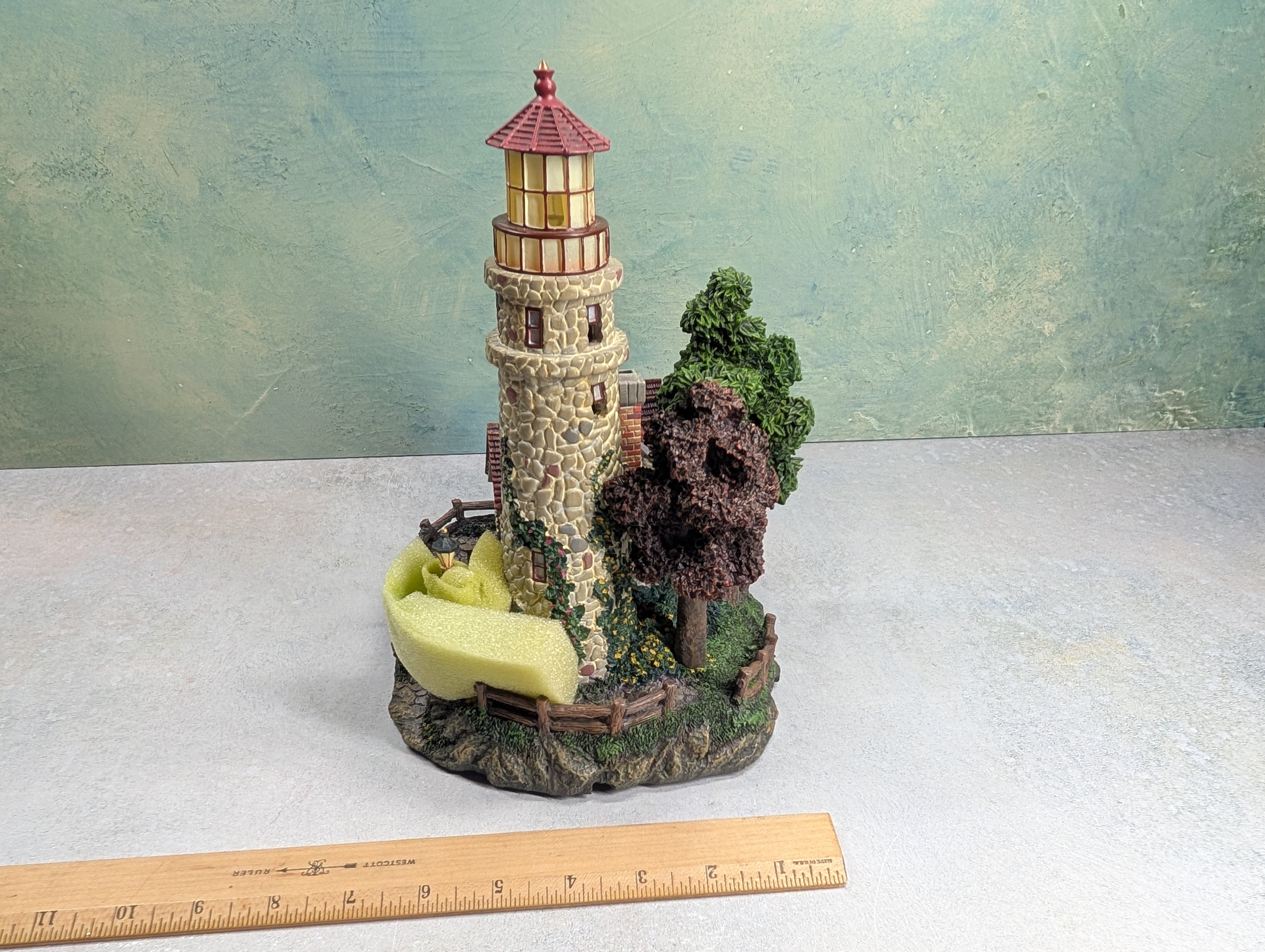 USED Hawthorne Village 79731 Guiding Point Lighthouse Thomas Kinkade