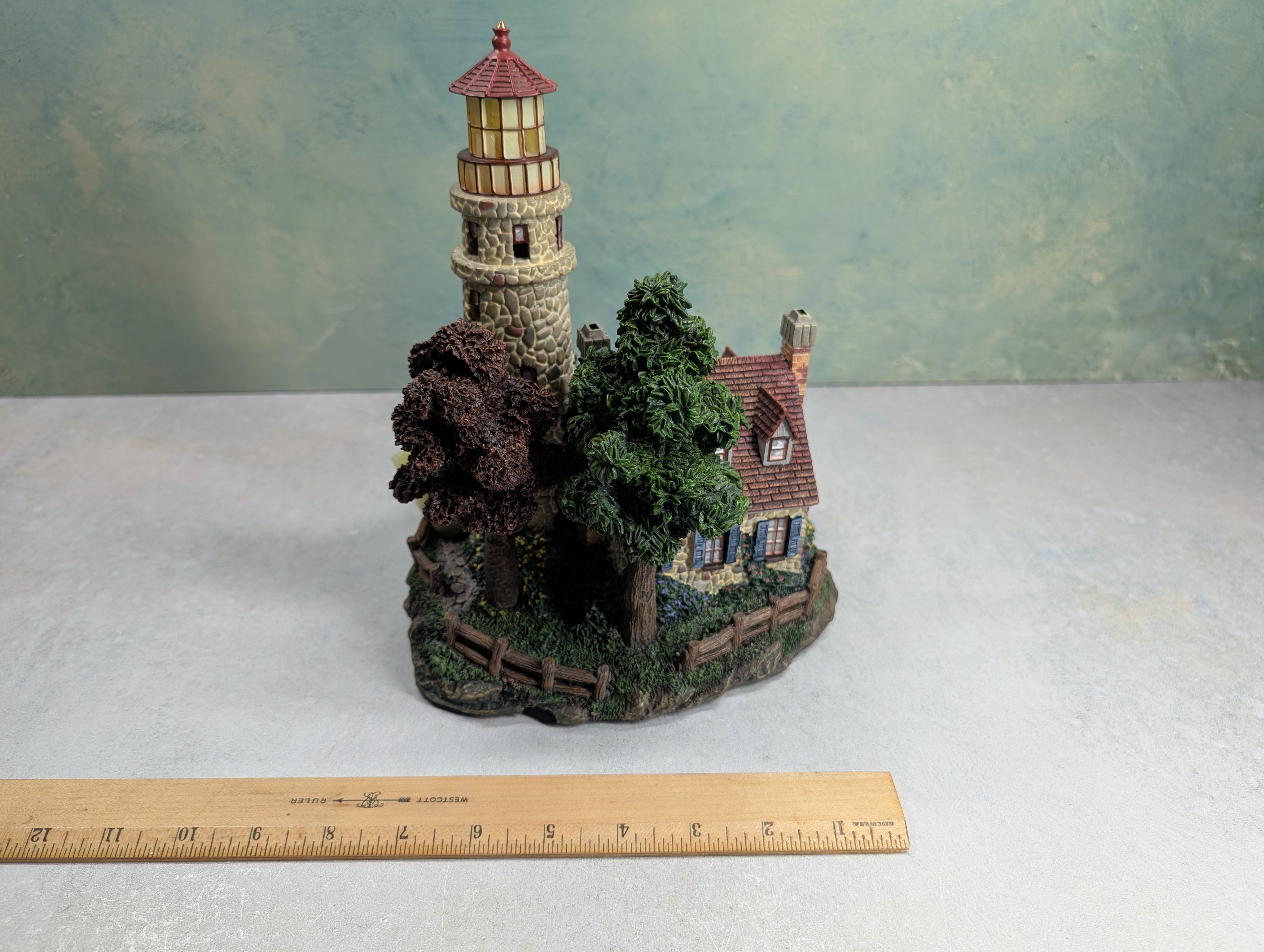 USED Hawthorne Village 79731 Guiding Point Lighthouse Thomas Kinkade