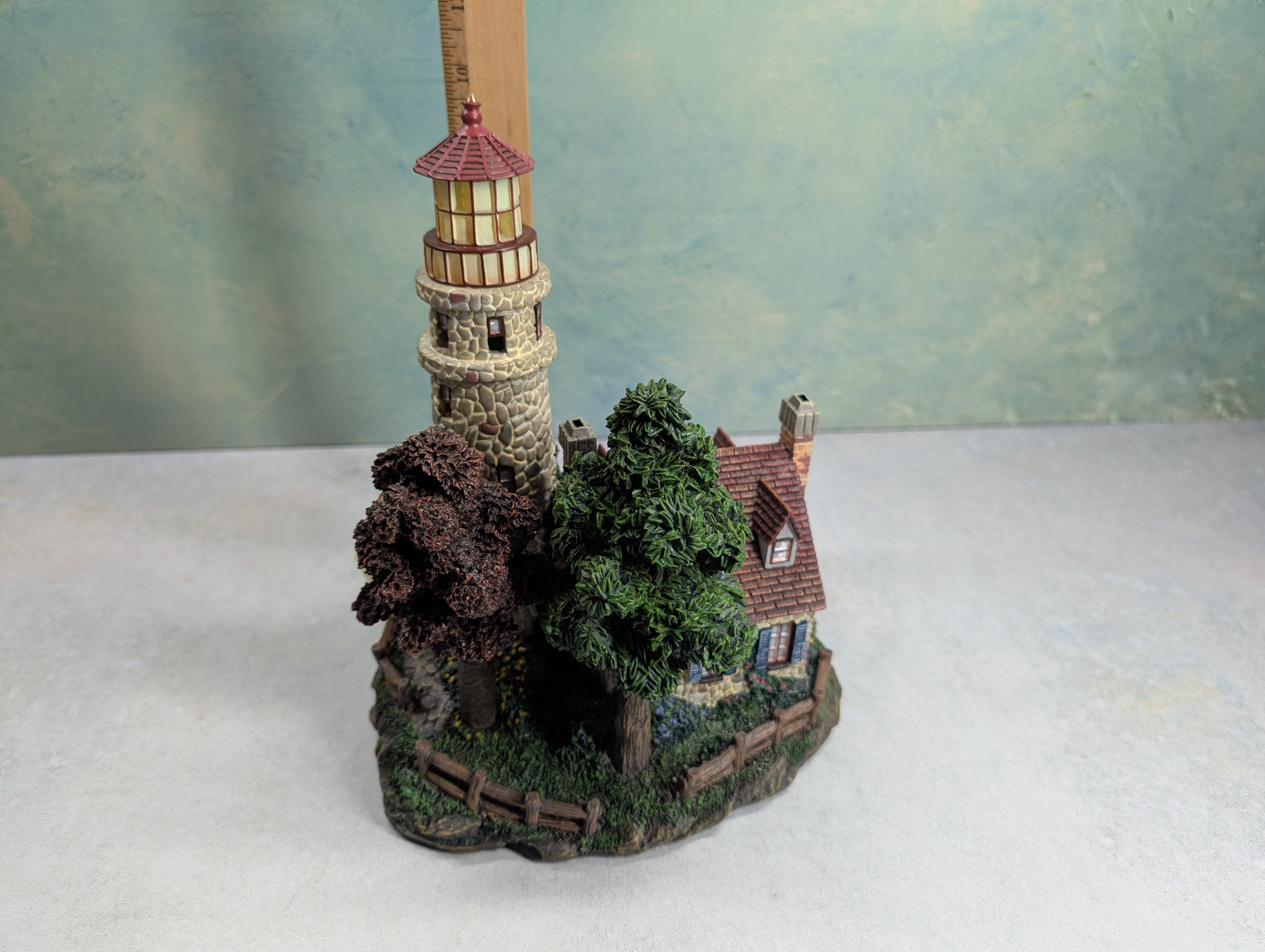 USED Hawthorne Village 79731 Guiding Point Lighthouse Thomas Kinkade