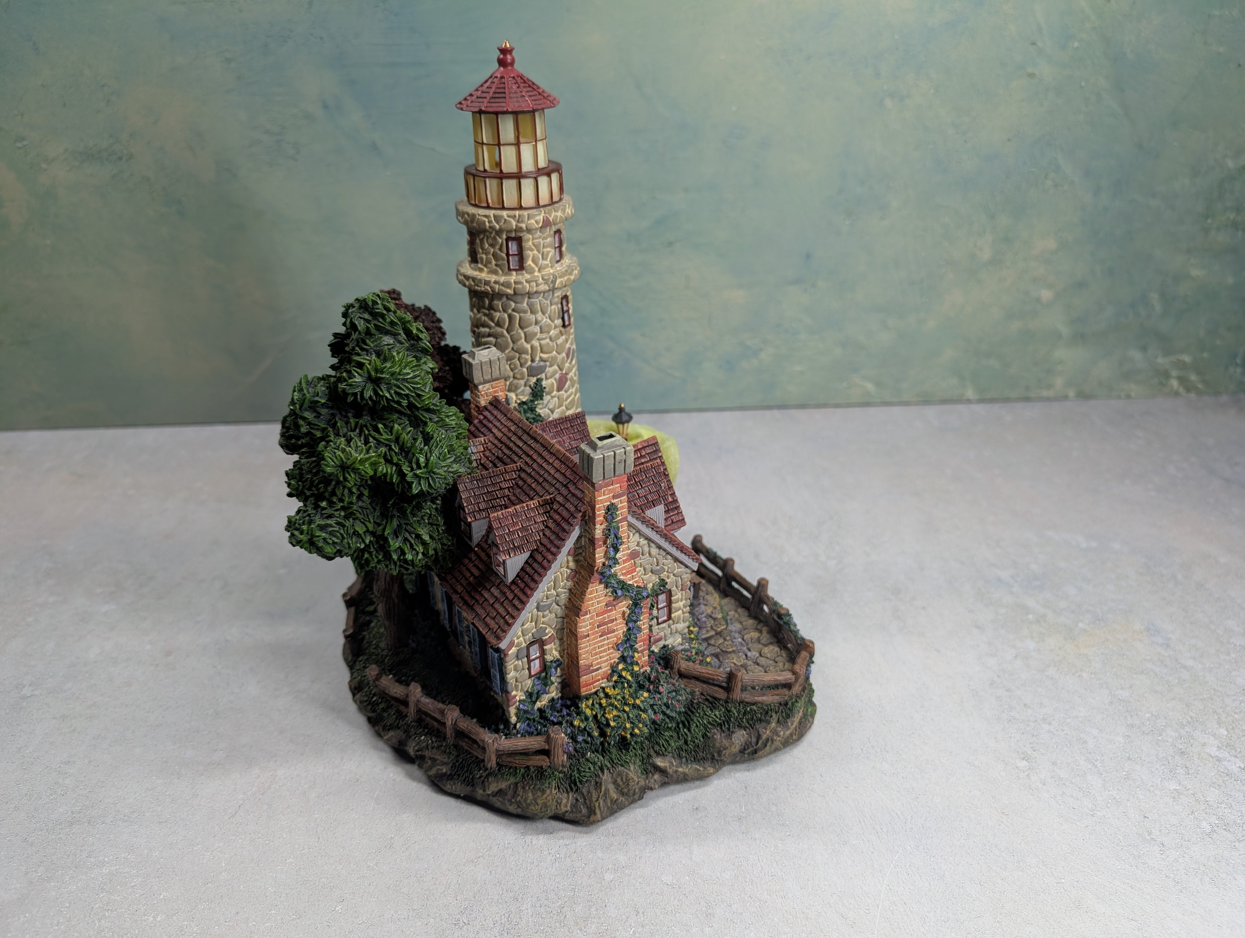 USED Hawthorne Village 79731 Guiding Point Lighthouse Thomas Kinkade