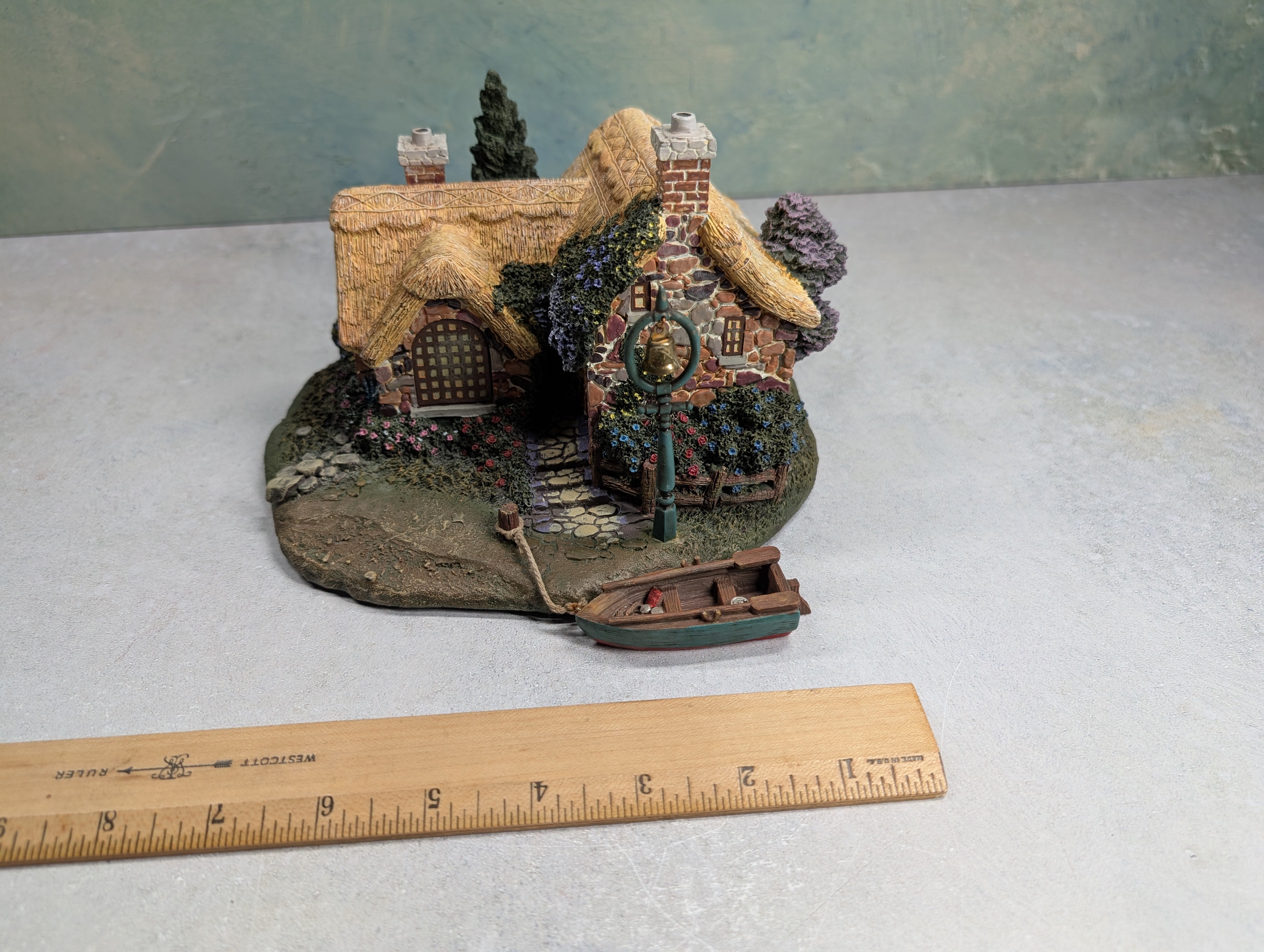 USED Hawthorne Village 79735 Seaside Boathouse Thomas Kinkade