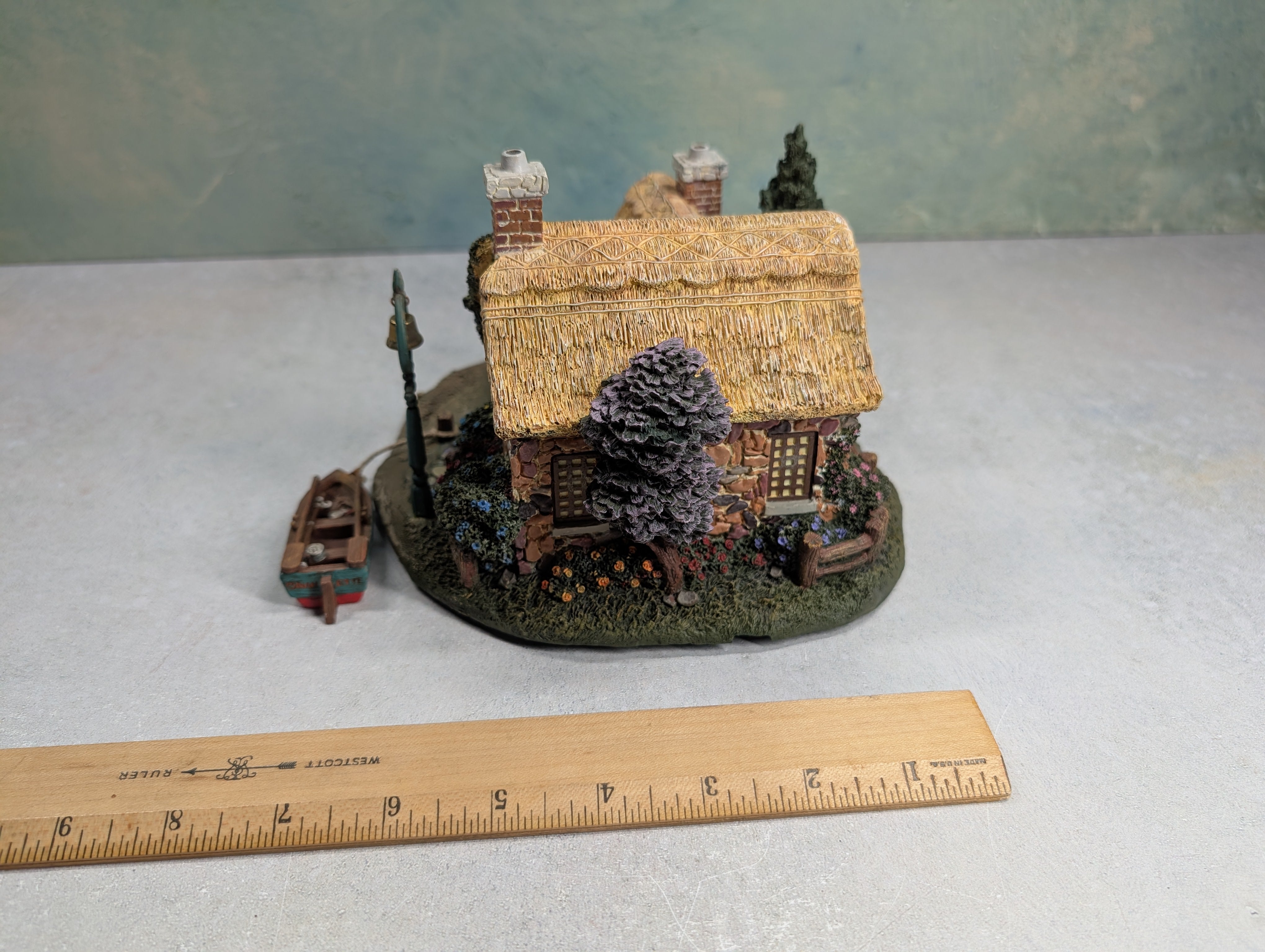 USED Hawthorne Village 79735 Seaside Boathouse Thomas Kinkade