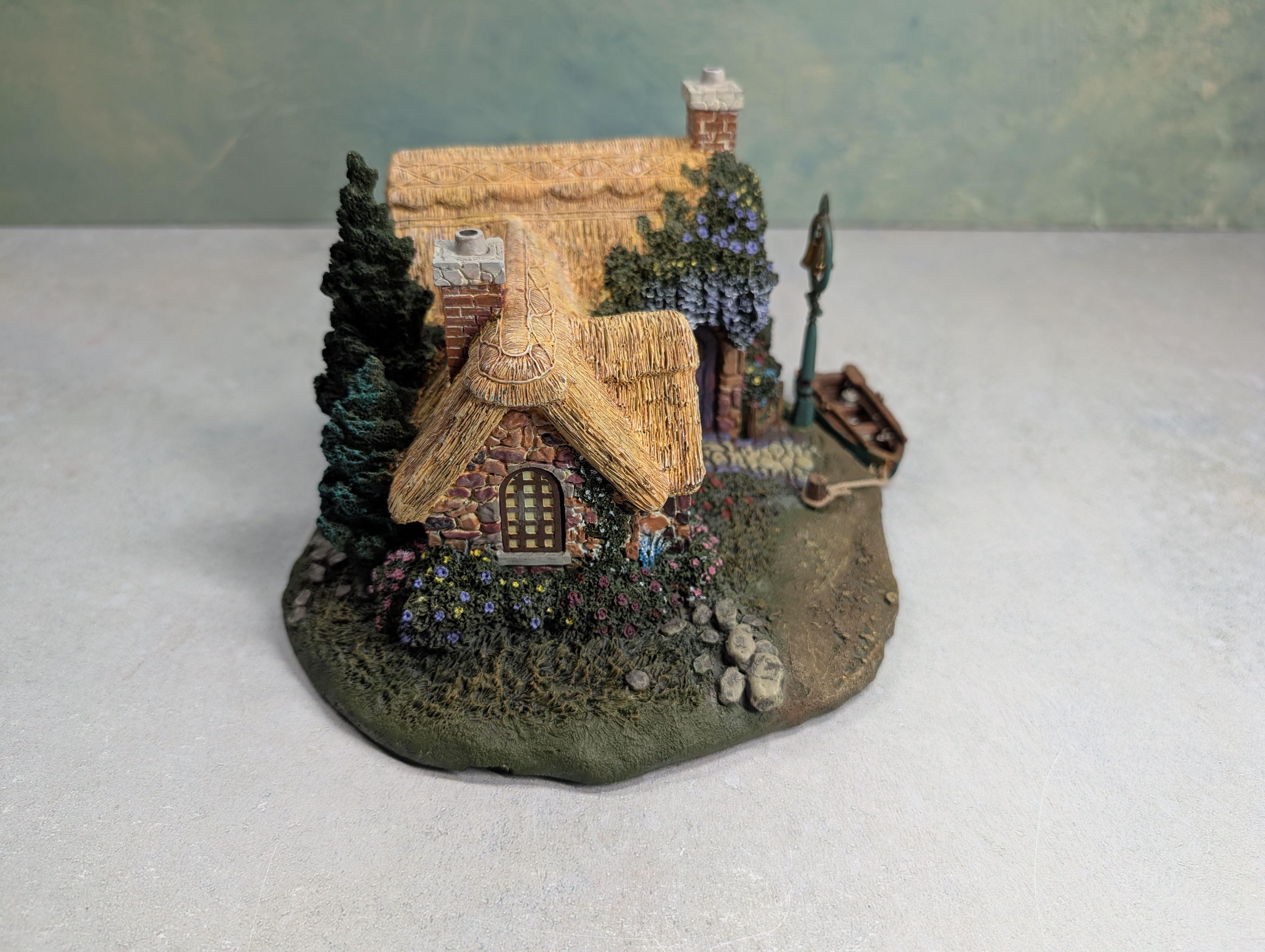 USED Hawthorne Village 79735 Seaside Boathouse Thomas Kinkade