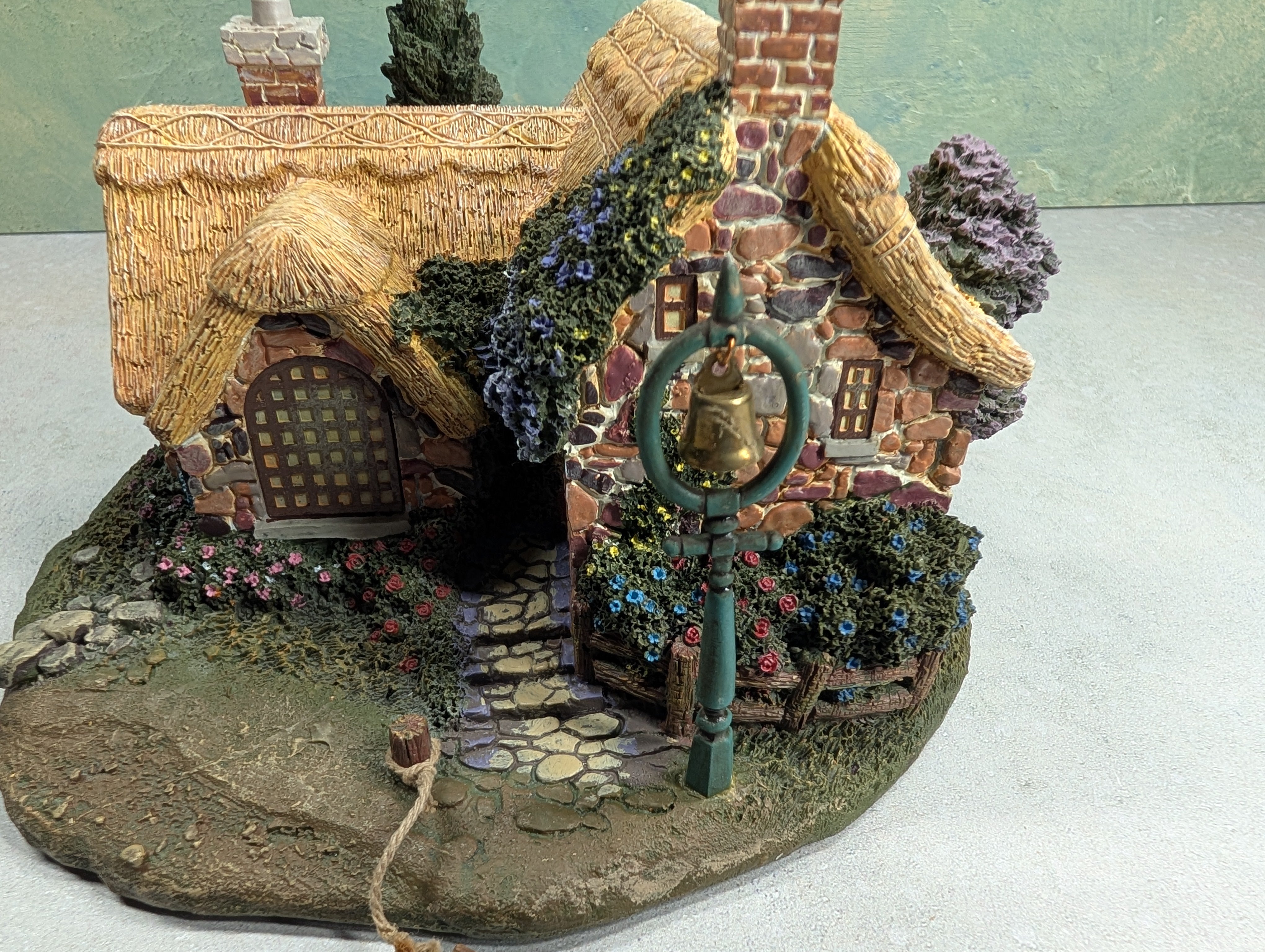 USED Hawthorne Village 79735 Seaside Boathouse Thomas Kinkade