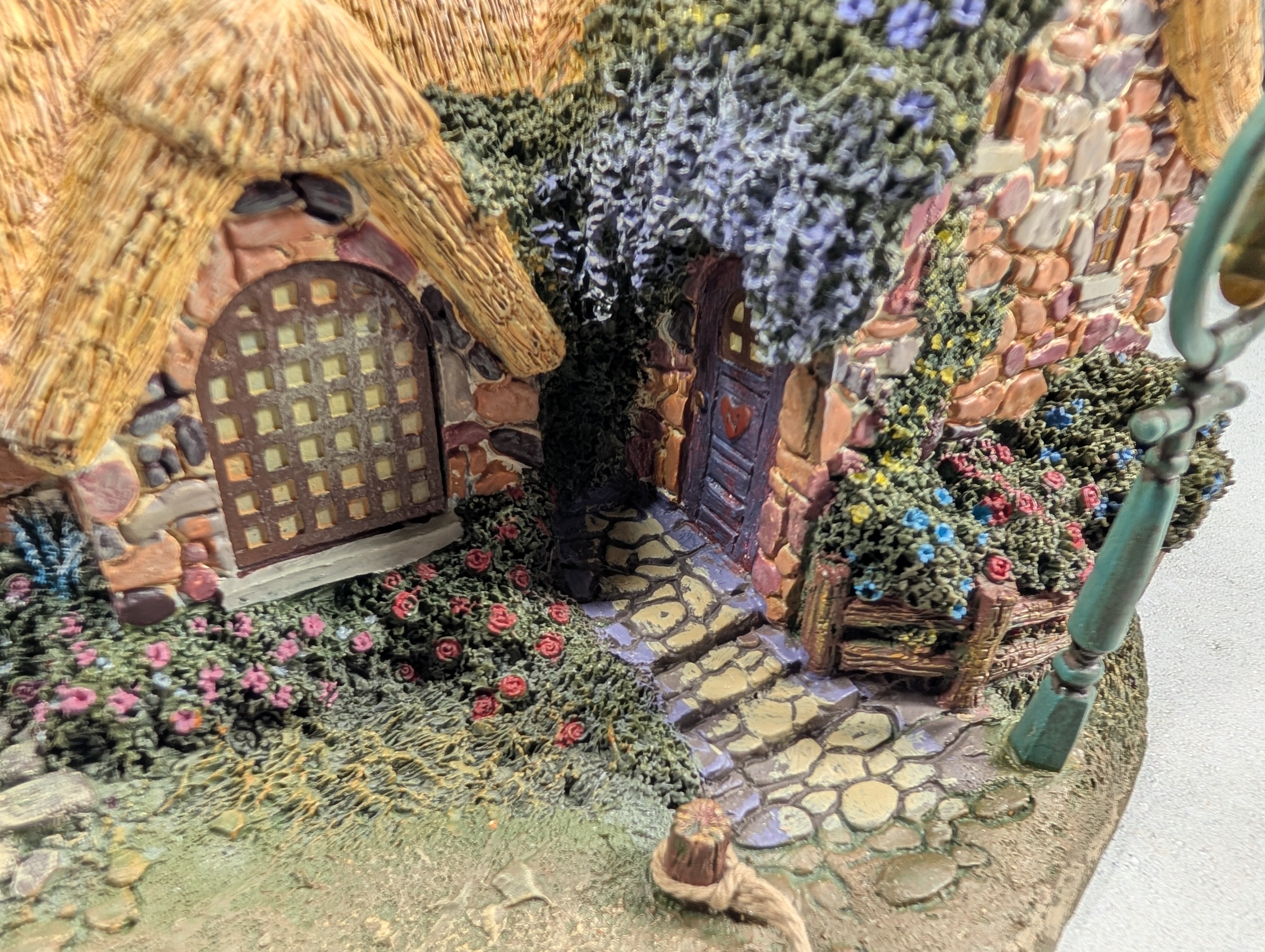 USED Hawthorne Village 79735 Seaside Boathouse Thomas Kinkade