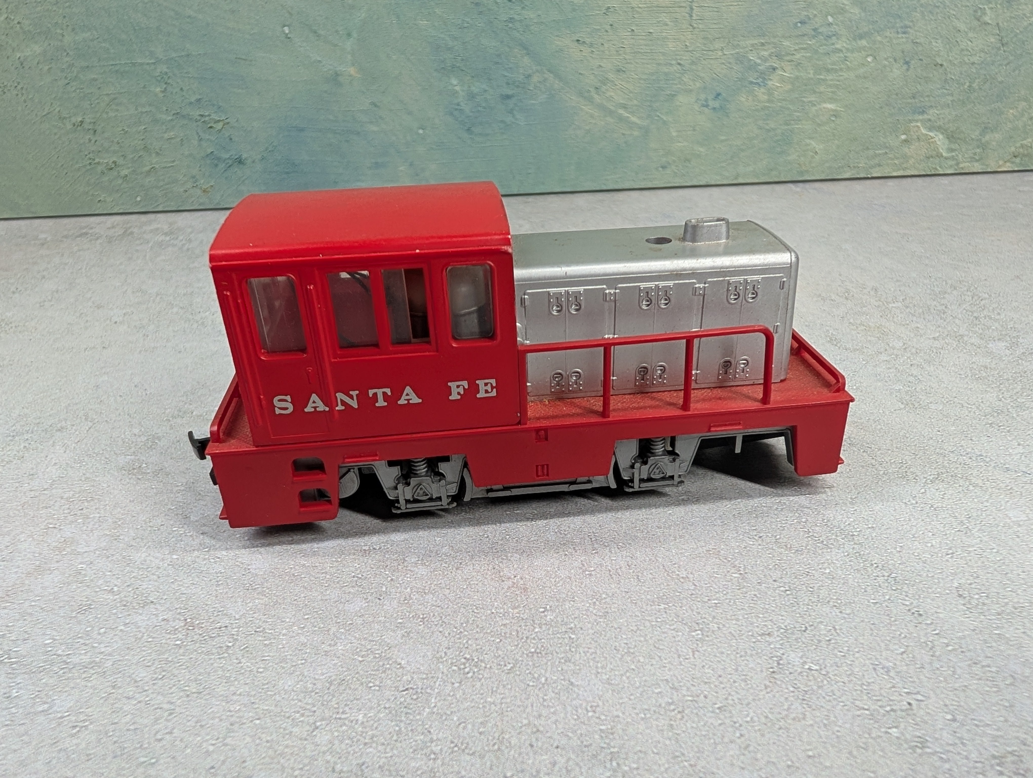 USED AHM HO Scale Switcher Diesel Locomotive Santa Fe Runs DC