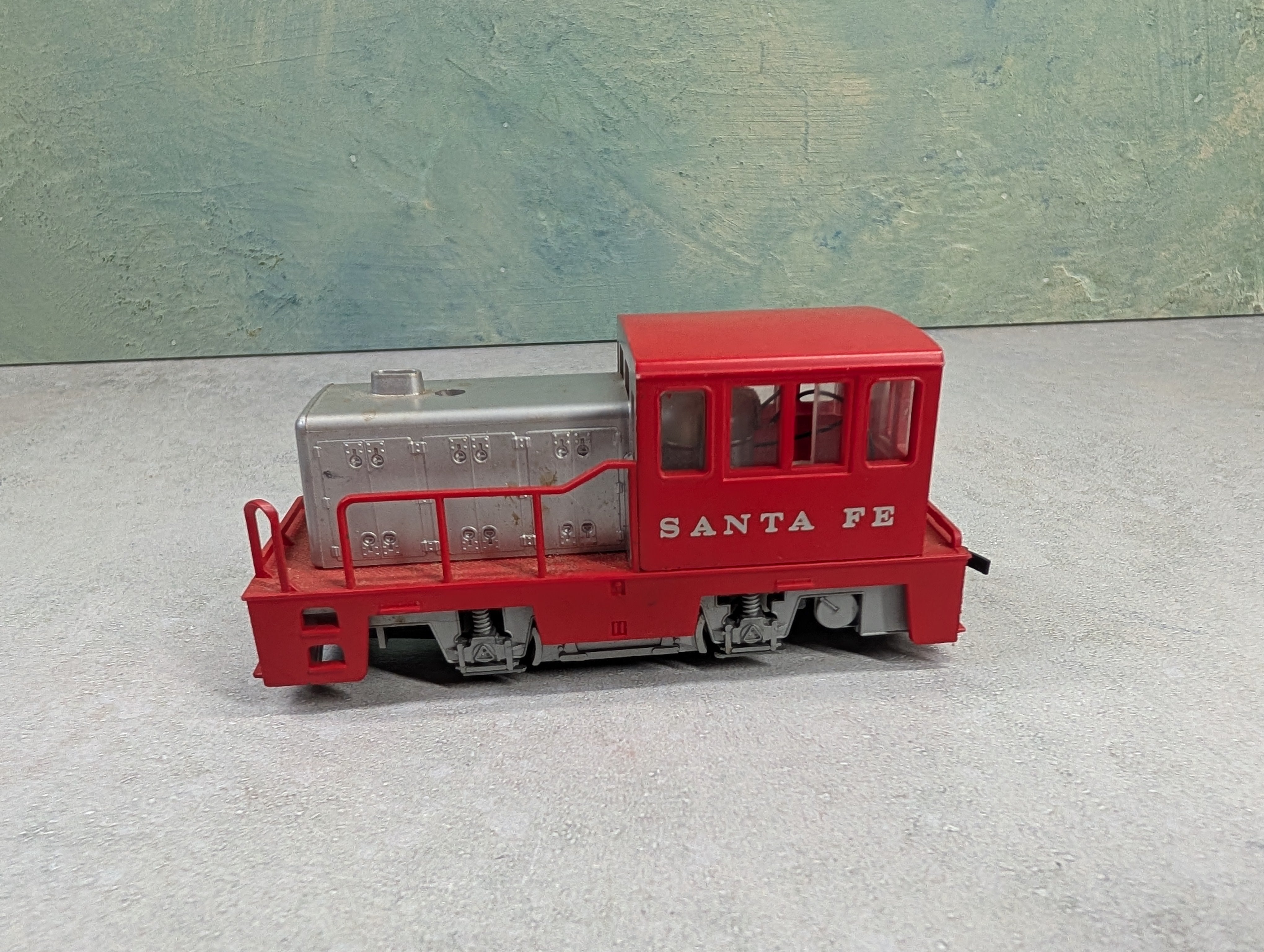 USED AHM HO Scale Switcher Diesel Locomotive Santa Fe Runs DC