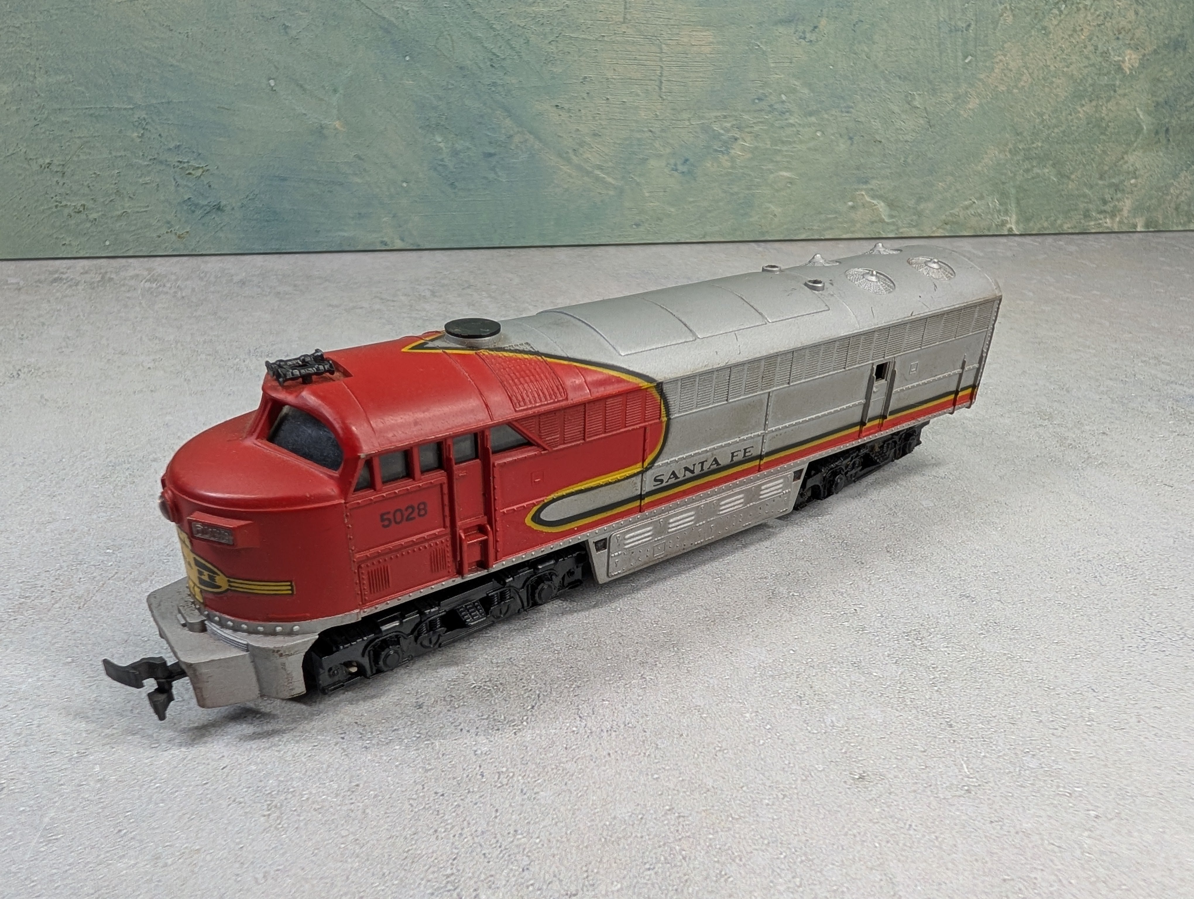 USED AHM HO Scale Fairbanks Morse C-Liner Diesel Locomotive Santa Fe #5028 Tested DC