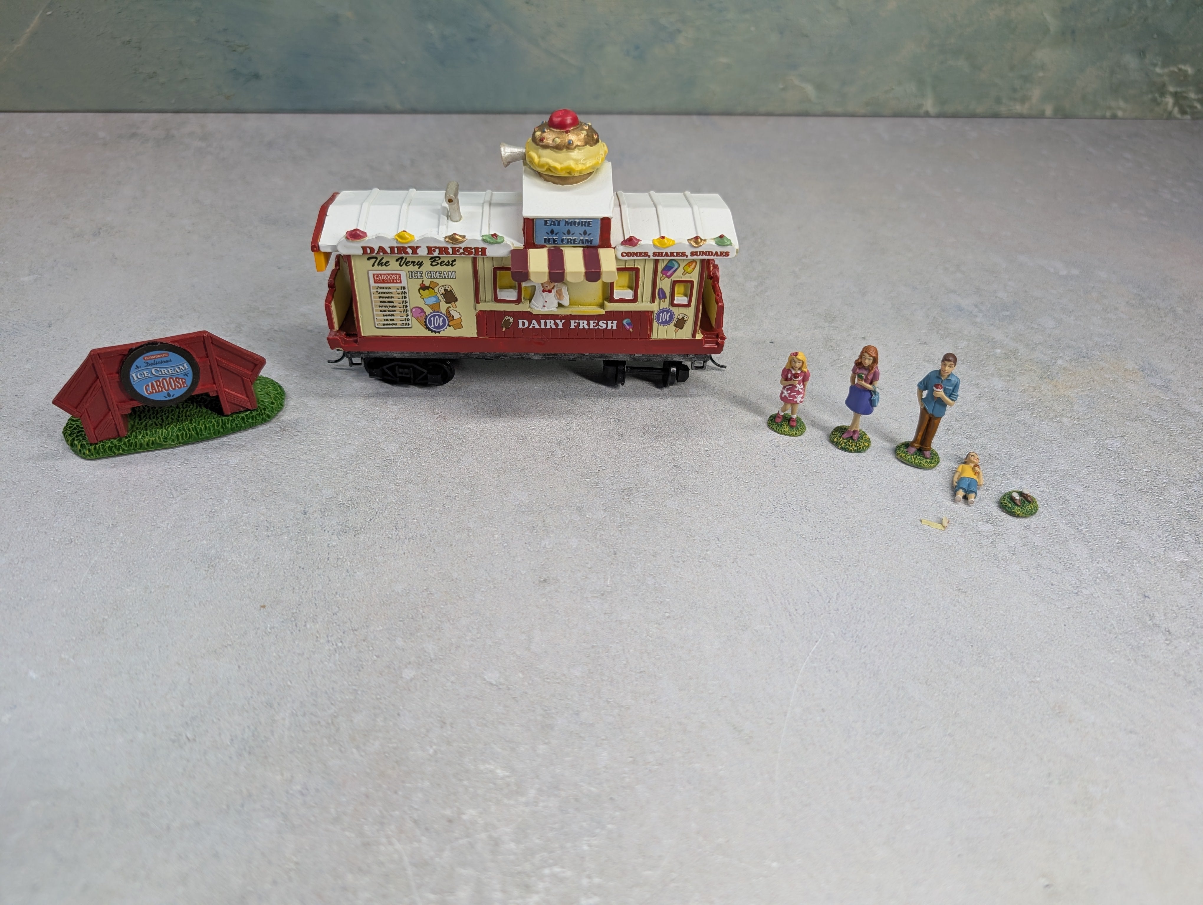 Hawthorne Village On30 Scale Bachmann Sweet Treats Caboose w/ Figures