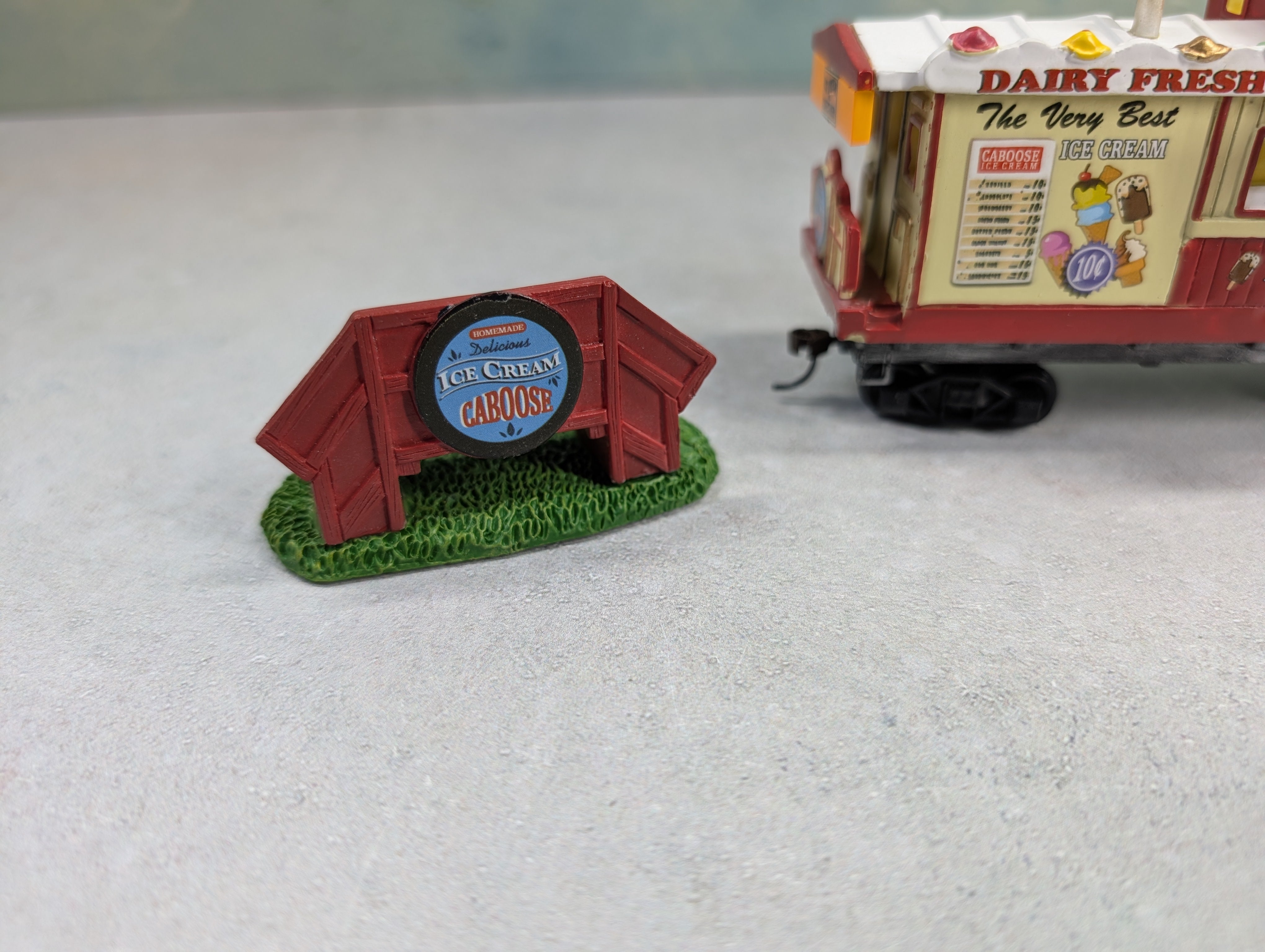 Hawthorne Village On30 Scale Bachmann Sweet Treats Caboose w/ Figures
