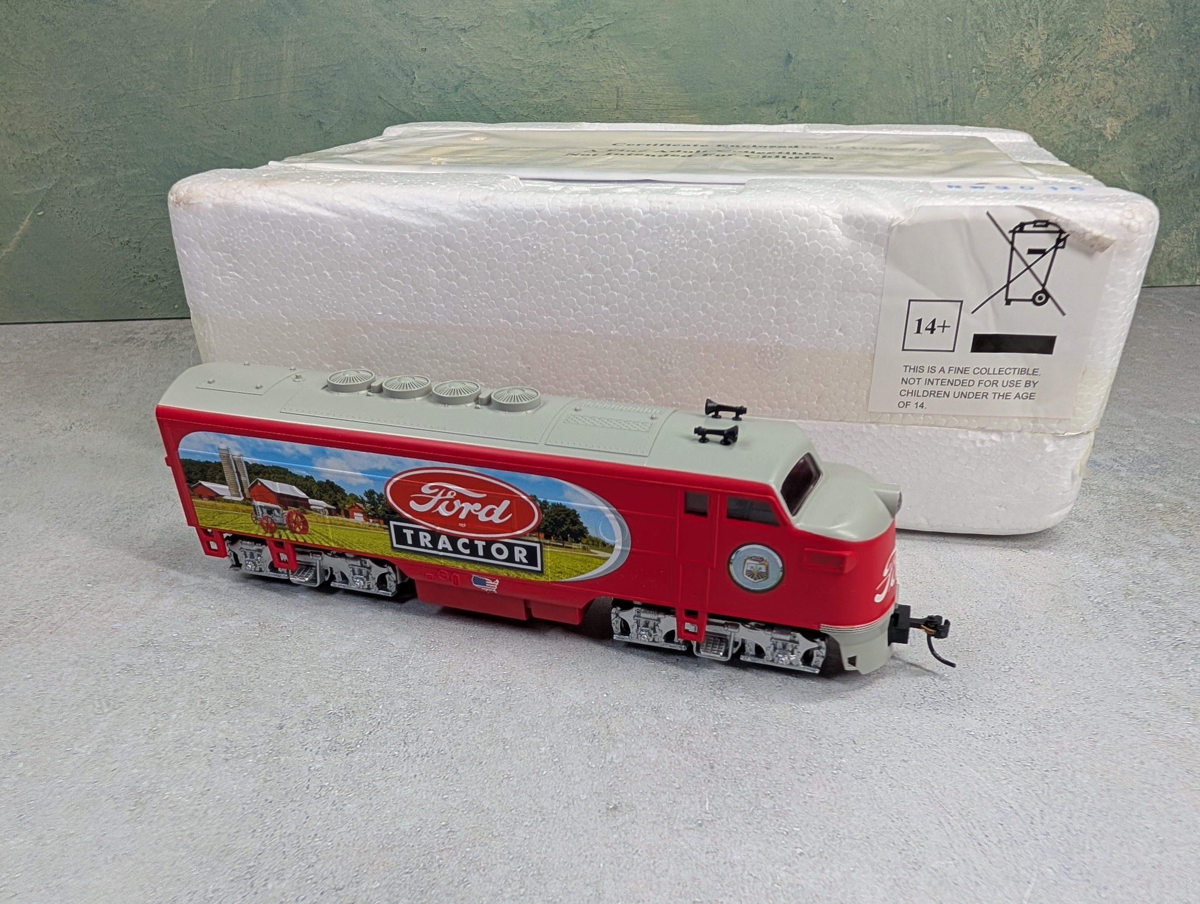 USED Hawthorne Village HO Scale Bachmann Diesel Locomotive Ford Tractor Runs Great DC