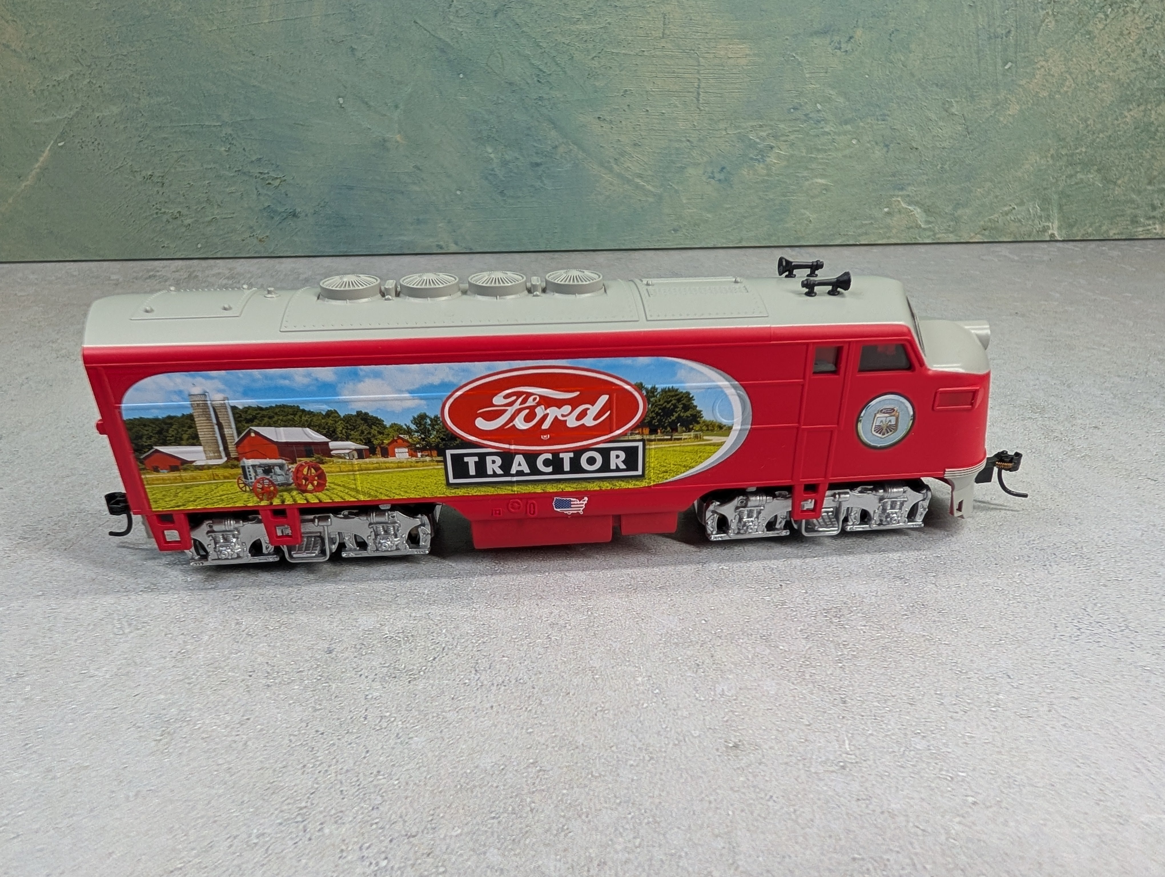 USED Hawthorne Village HO Scale Bachmann Diesel Locomotive Ford Tractor Runs Great DC