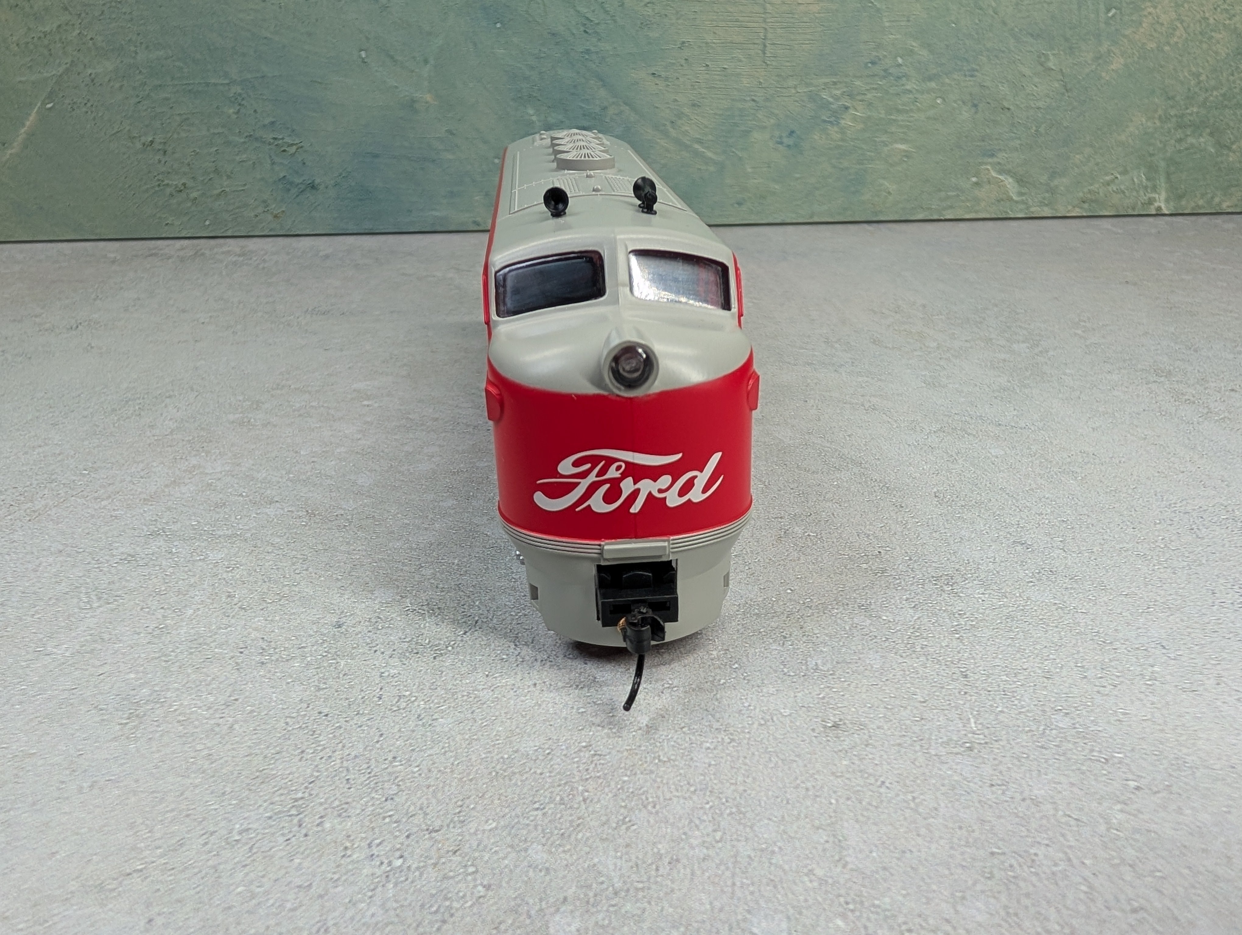 USED Hawthorne Village HO Scale Bachmann Diesel Locomotive Ford Tractor Runs Great DC