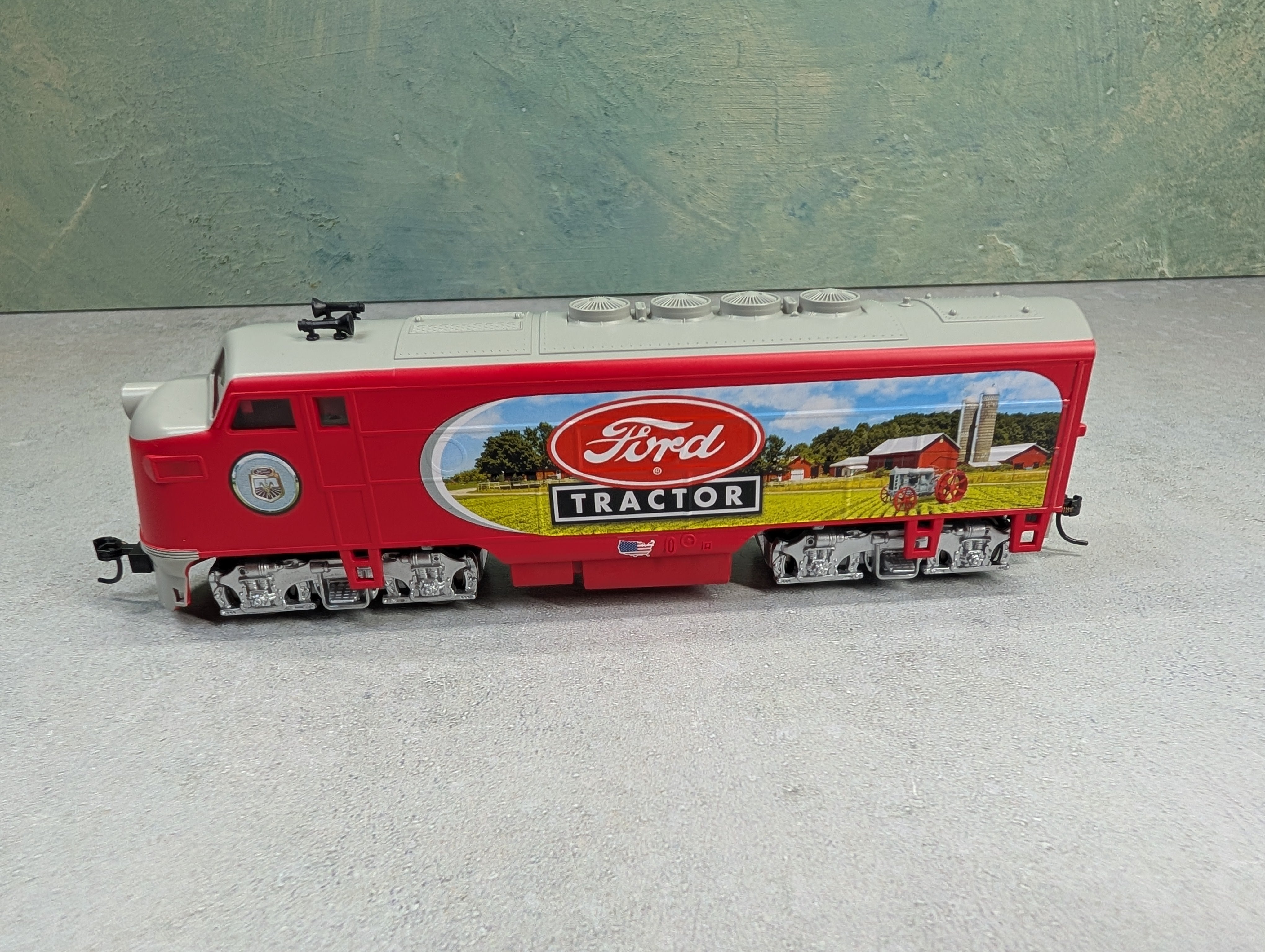 USED Hawthorne Village HO Scale Bachmann Diesel Locomotive Ford Tractor Runs Great DC