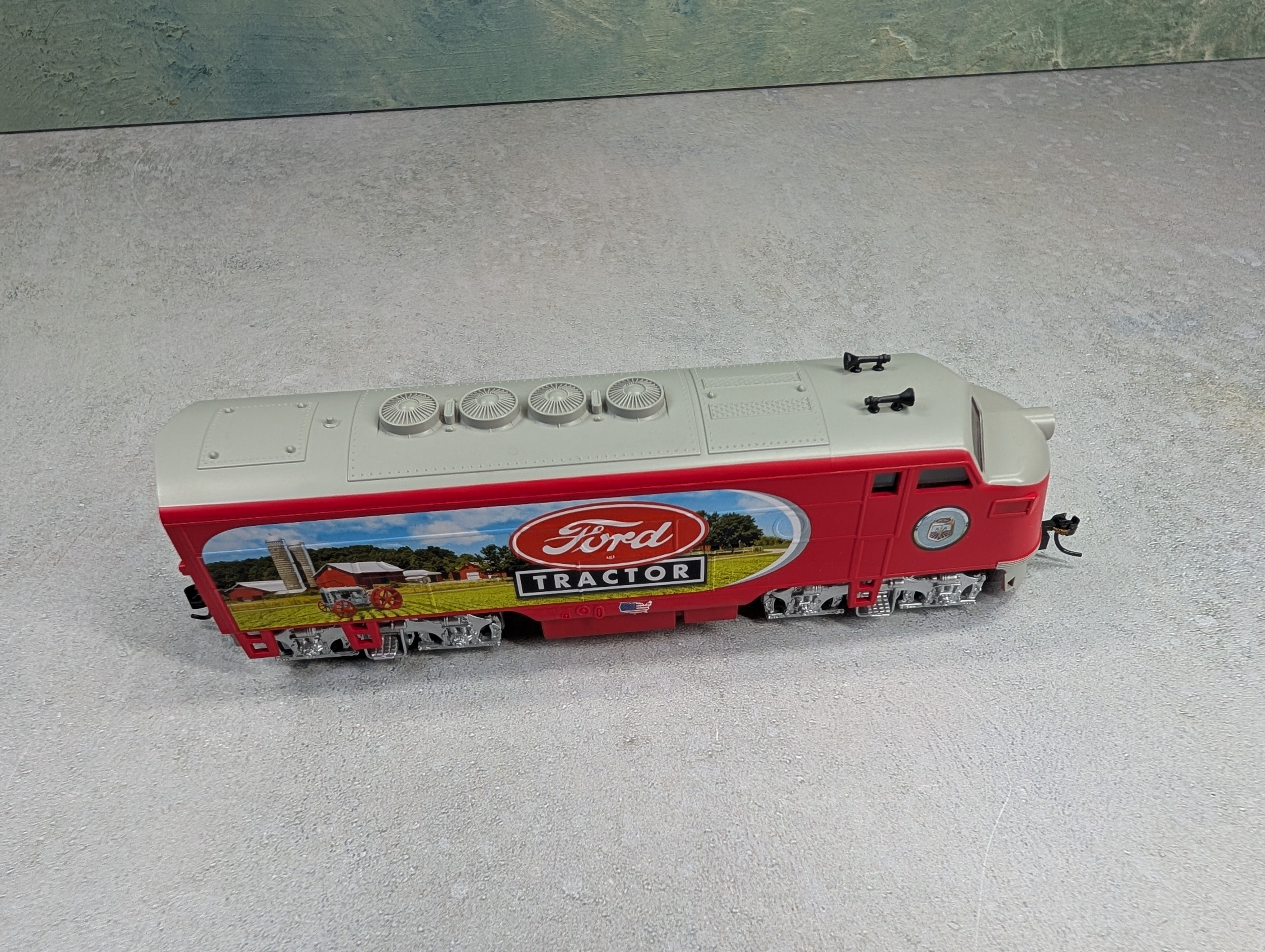 USED Hawthorne Village HO Scale Bachmann Diesel Locomotive Ford Tractor Runs Great DC