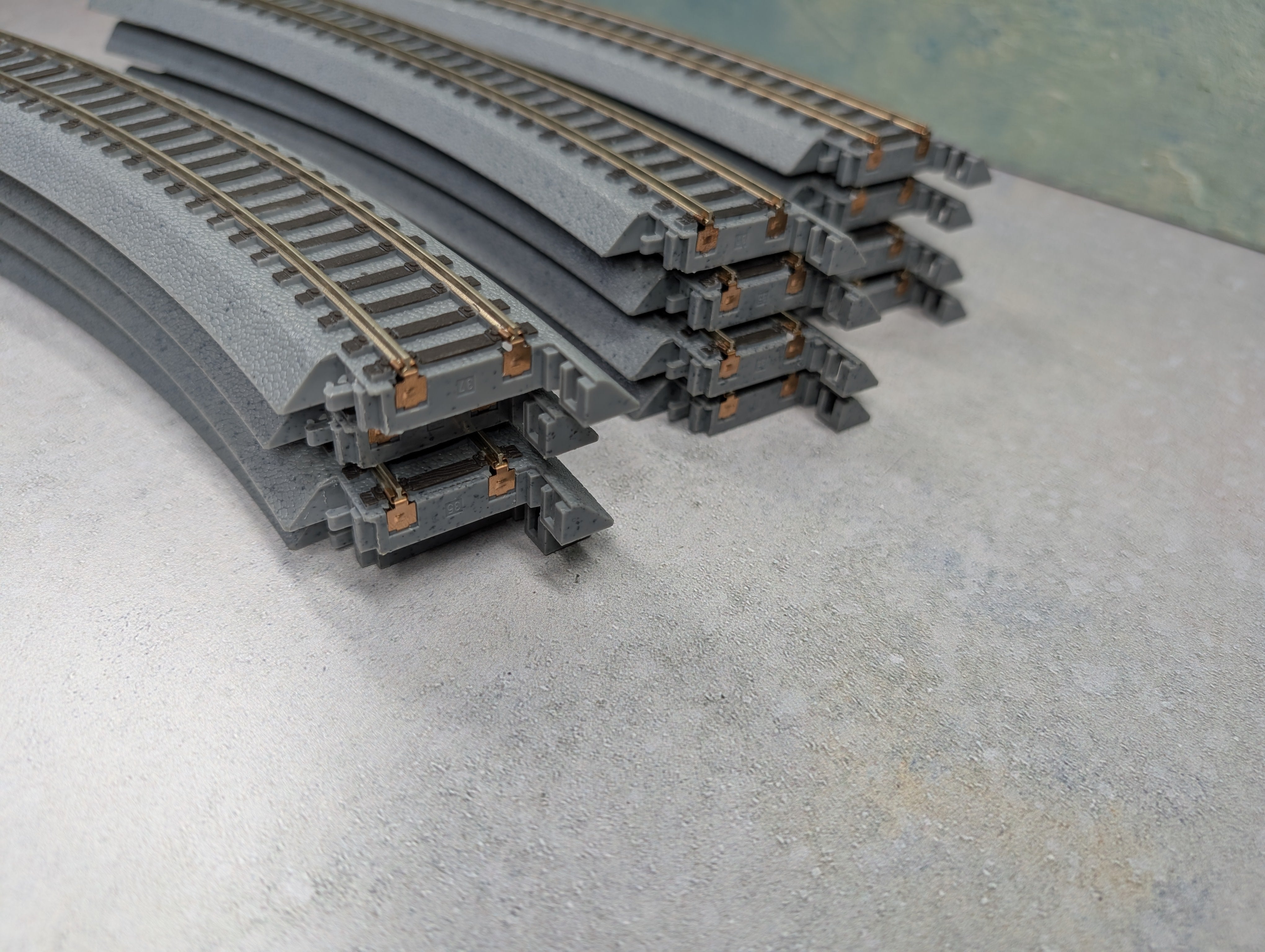 USED WalthersTrainline HO Scale Power-Loc 18" Radius Curved Track (12 pcs)