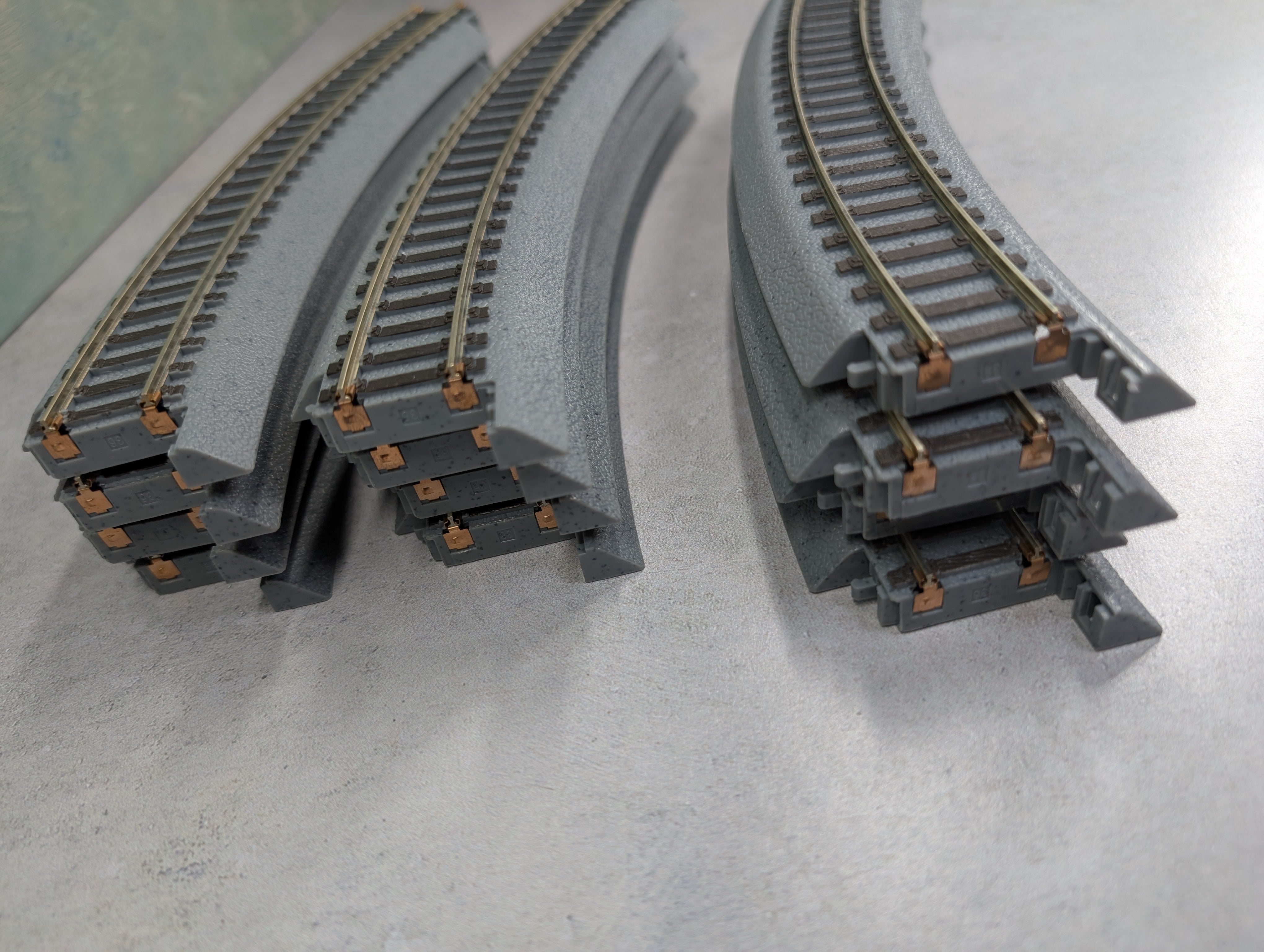 USED WalthersTrainline HO Scale Power-Loc 18" Radius Curved Track (12 pcs)