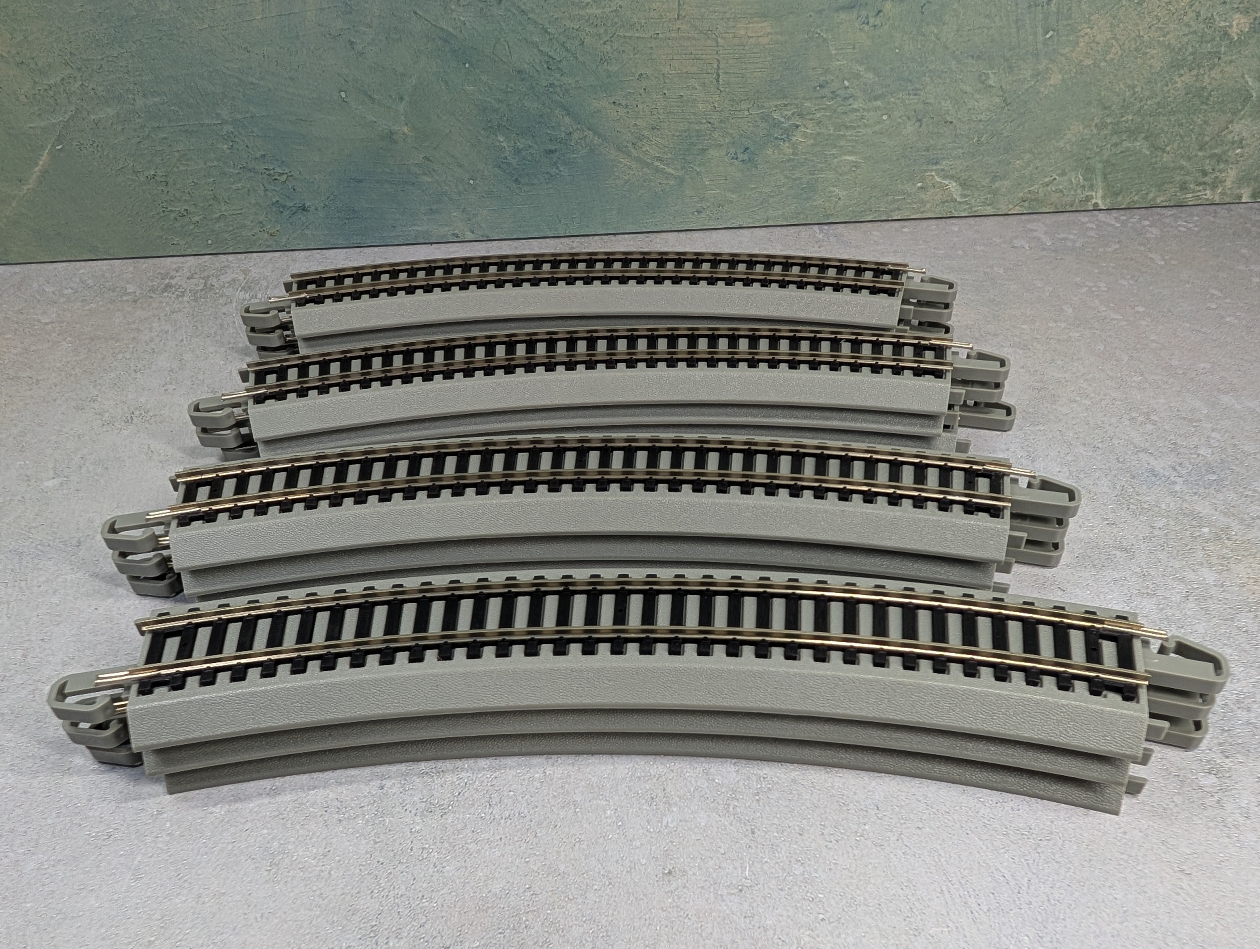 USED Bachmann HO Scale E-Z Track Nickel Silver 18" Radius Curved Track (12 pcs)