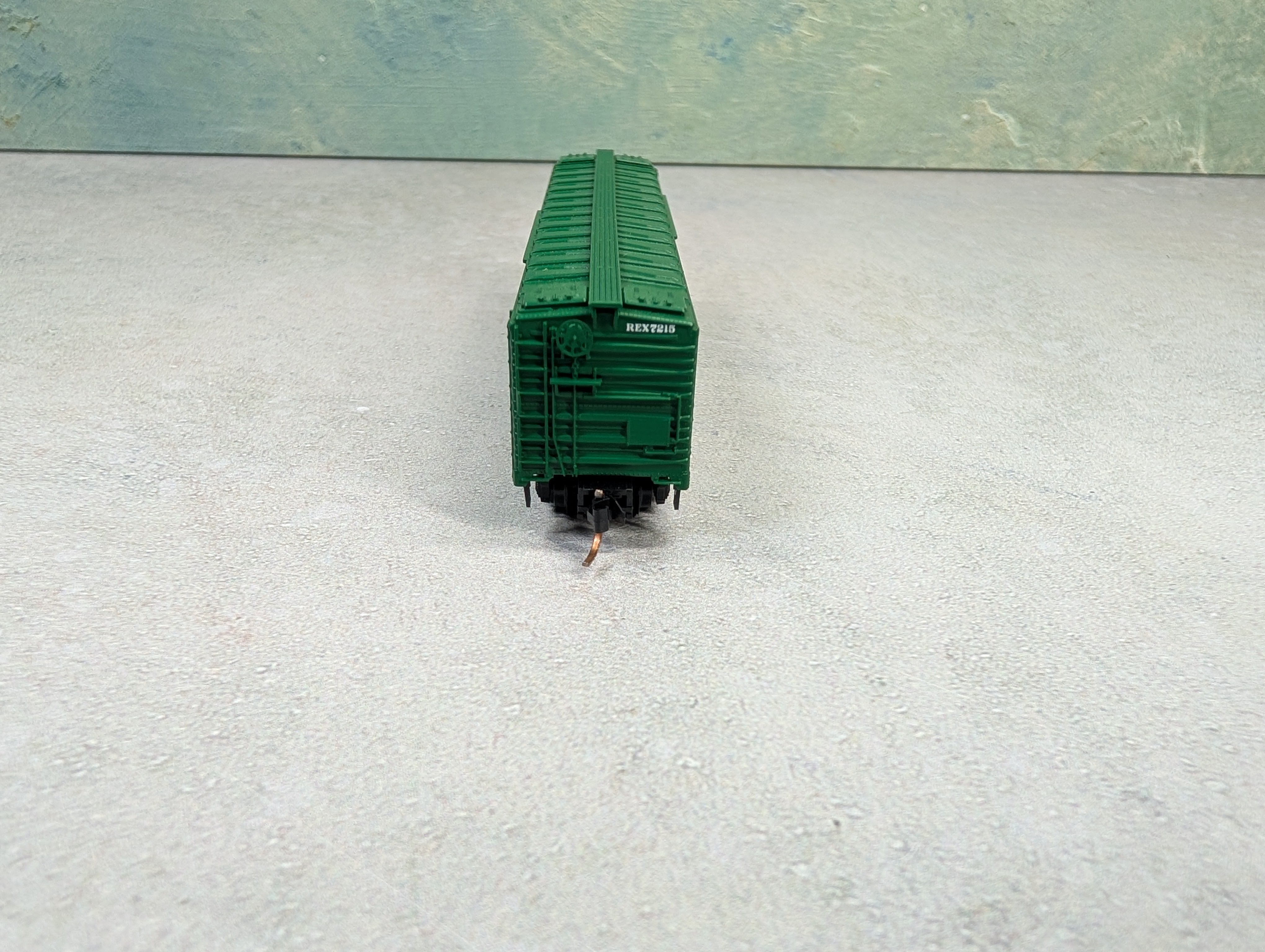 USED Micro-Trains N Scale 52' 2" Riveted Steel Express Reefer w/ Plug Door REA Express REX #7215