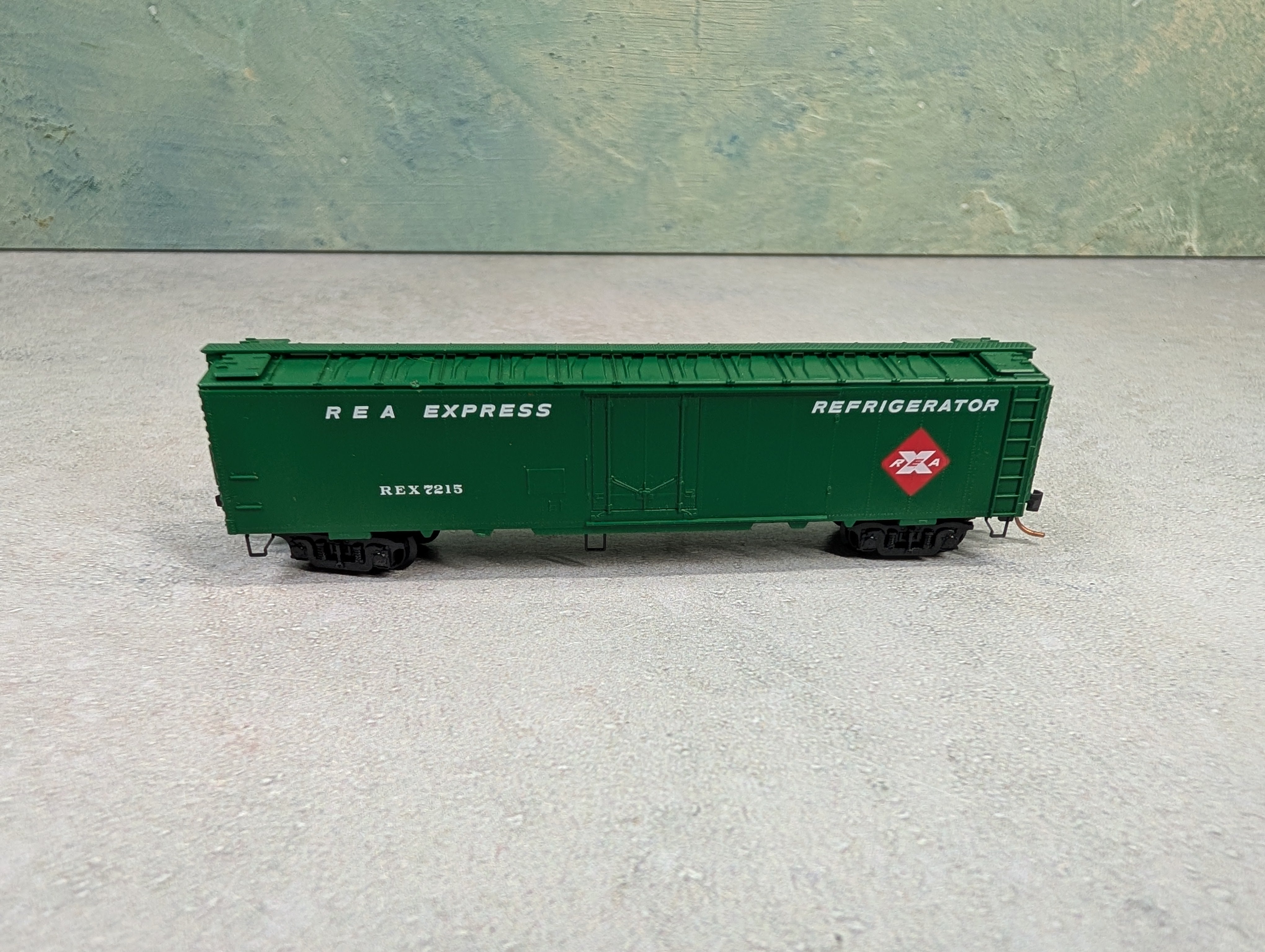 USED Micro-Trains N Scale 52' 2" Riveted Steel Express Reefer w/ Plug Door REA Express REX #7215