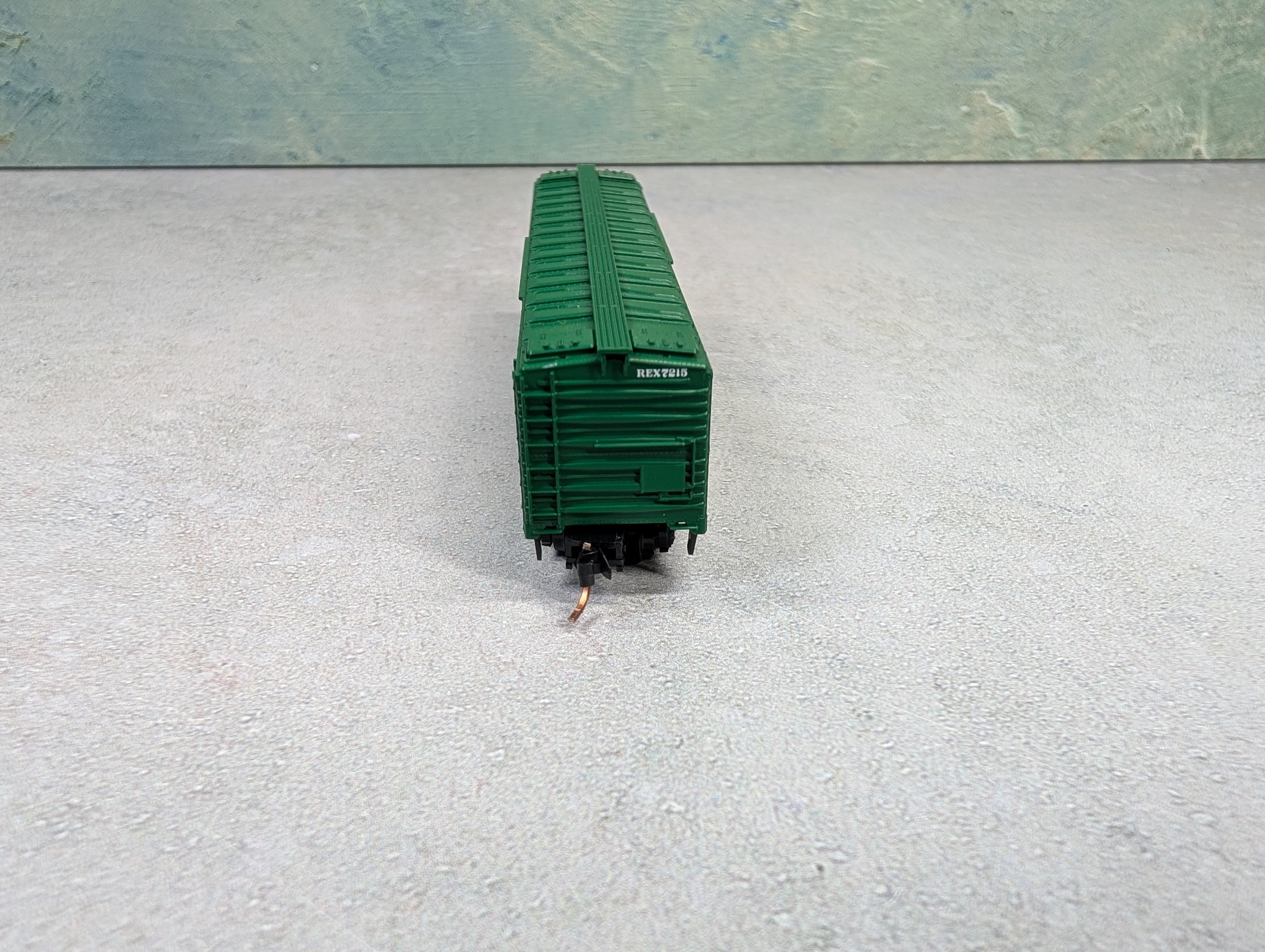 USED Micro-Trains N Scale 52' 2" Riveted Steel Express Reefer w/ Plug Door REA Express REX #7215