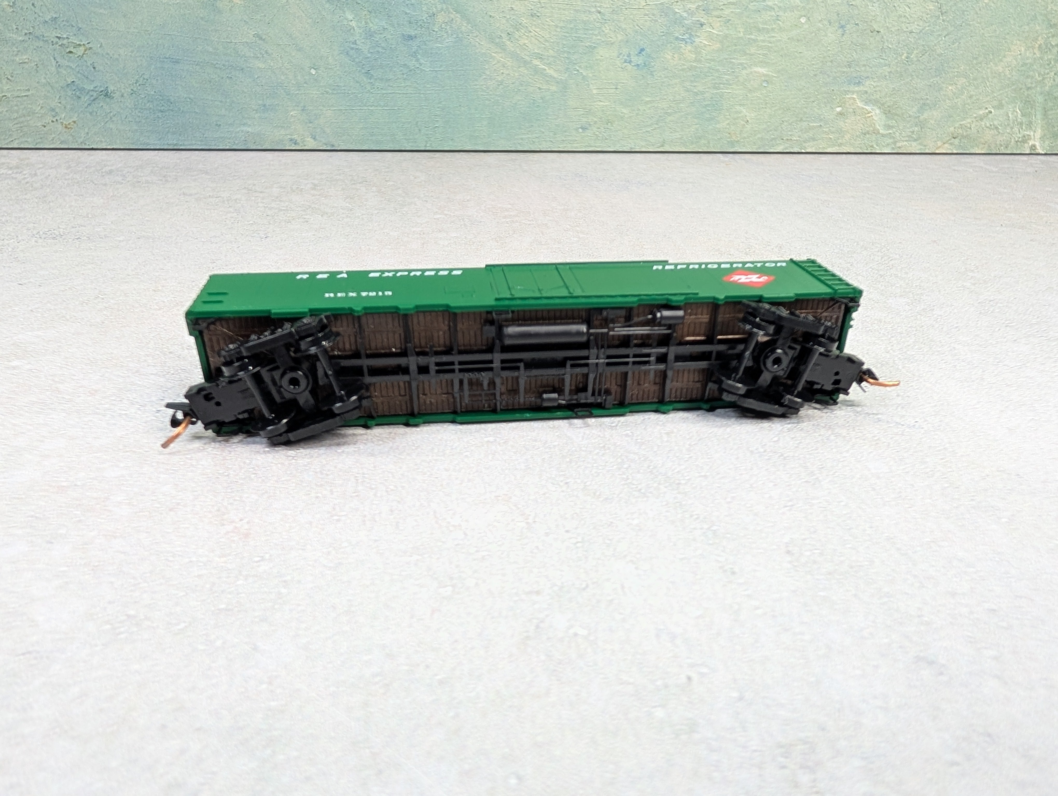 USED Micro-Trains N Scale 52' 2" Riveted Steel Express Reefer w/ Plug Door REA Express REX #7215