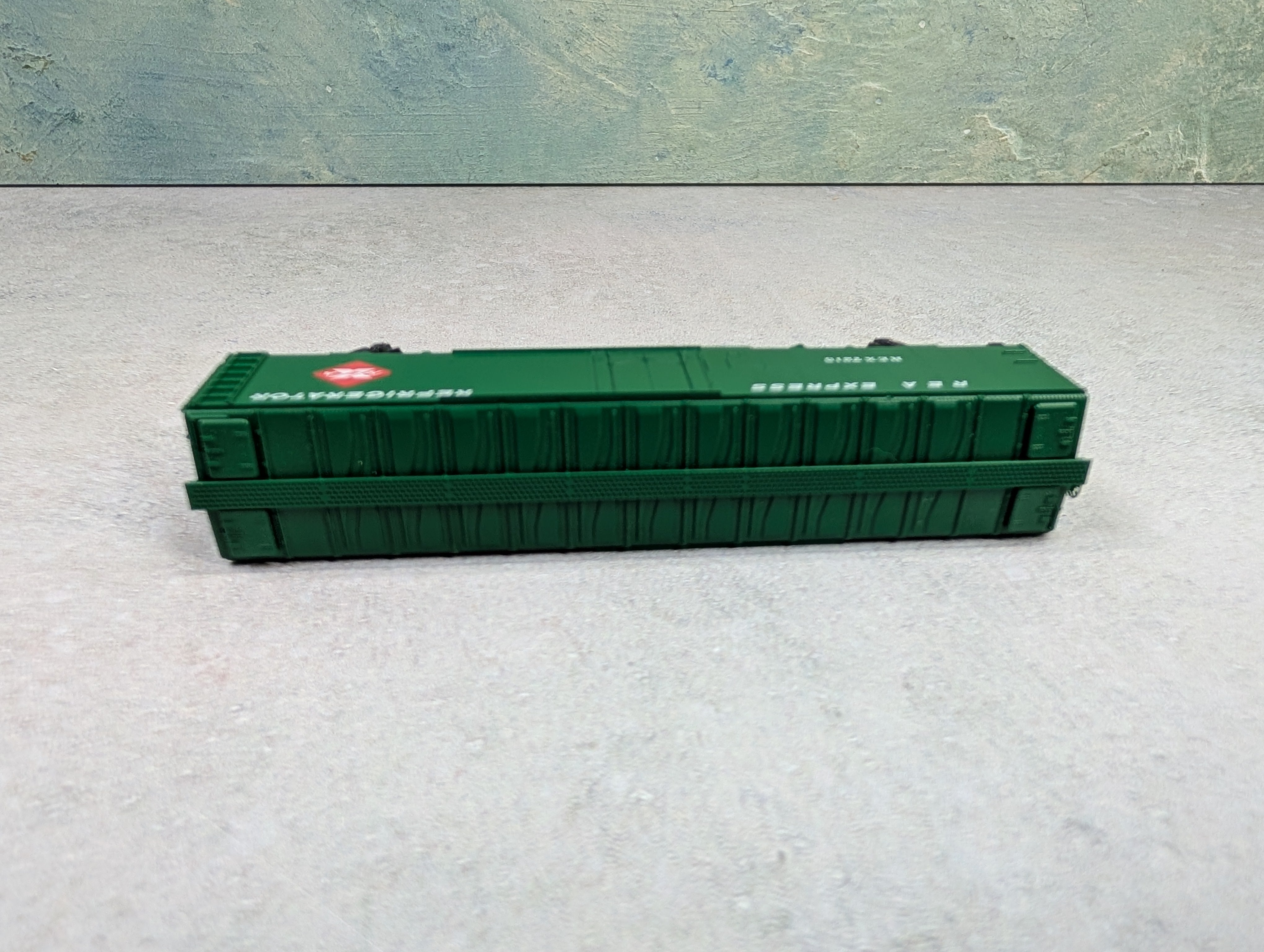 USED Micro-Trains N Scale 52' 2" Riveted Steel Express Reefer w/ Plug Door REA Express REX #7215