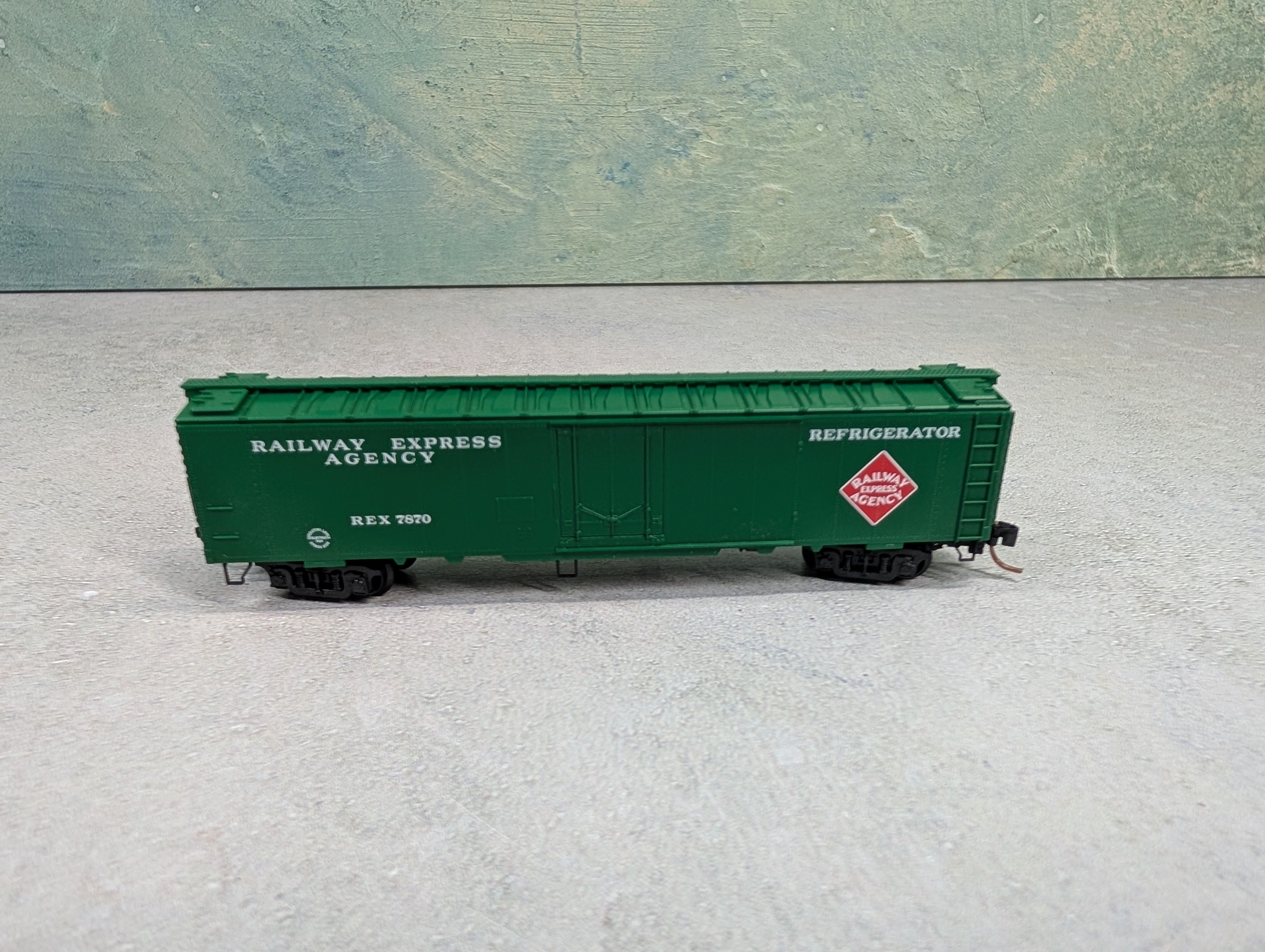 USED Micro-Trains N Scale 52' 2" Riveted Steel Express Reefer w/ Plug Door REA Express REX #7870