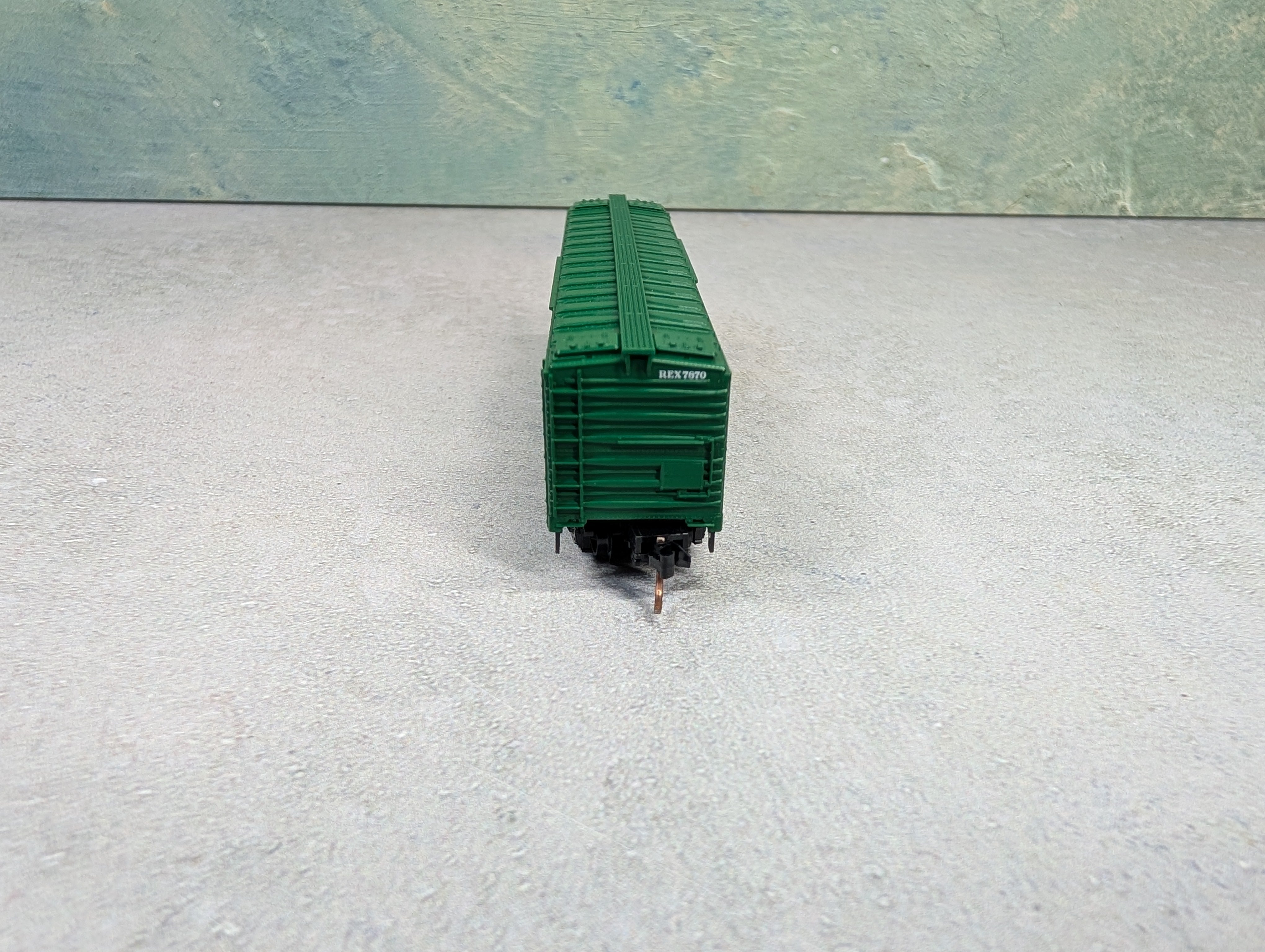 USED Micro-Trains N Scale 52' 2" Riveted Steel Express Reefer w/ Plug Door REA Express REX #7870